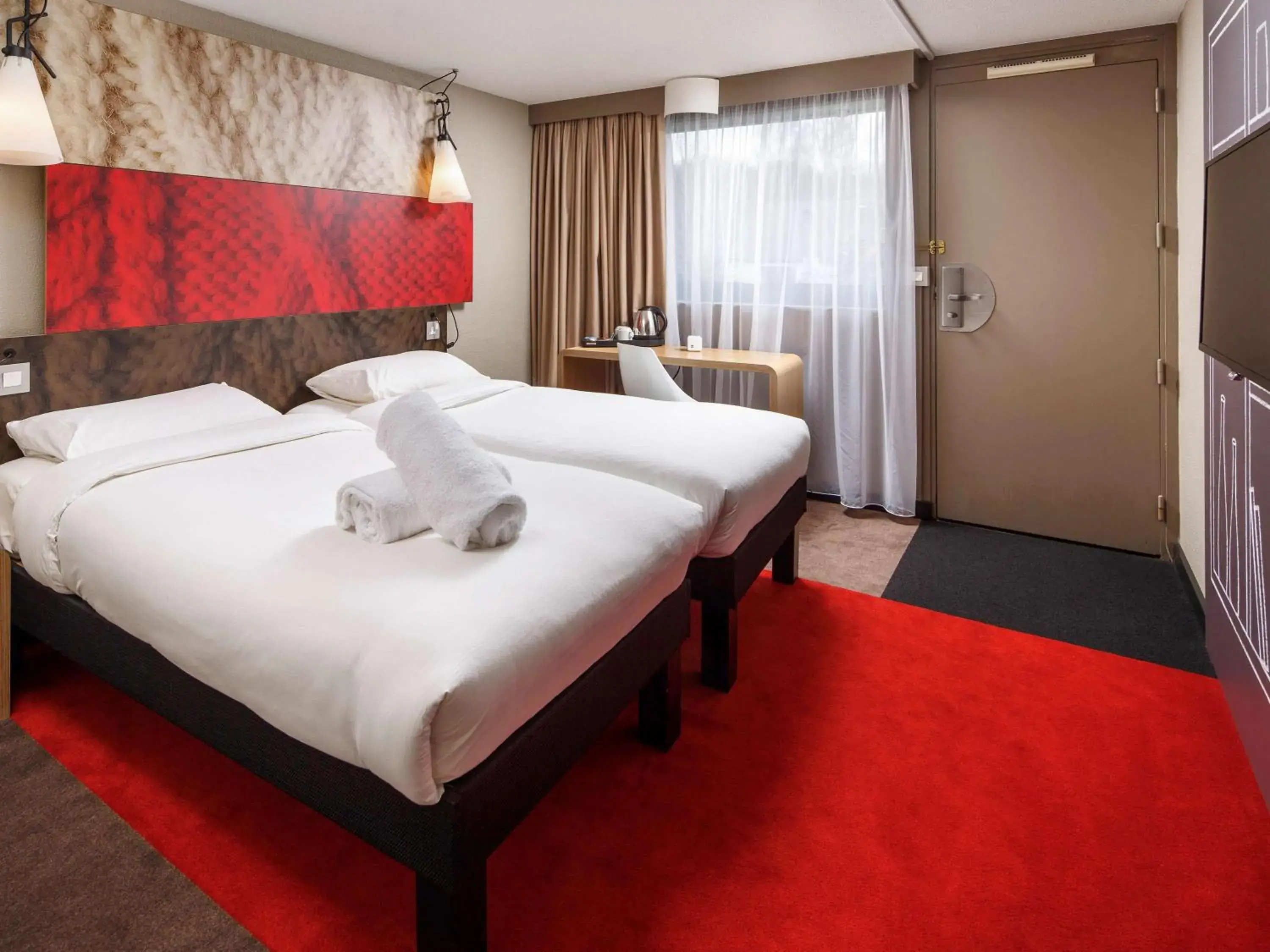 Photo of the whole room, Bed in Ibis Coventry South Whitley Hotel