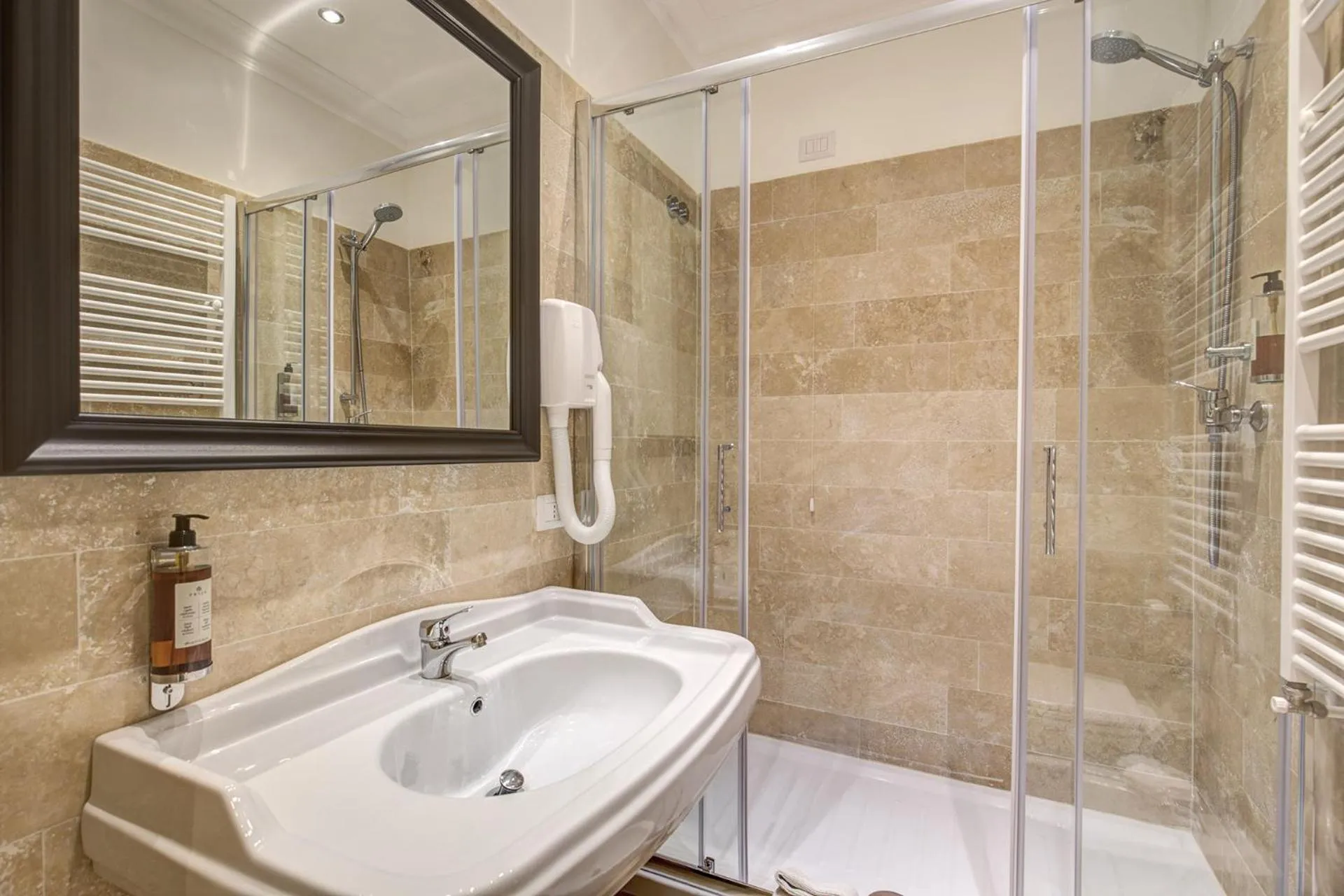 Shower in Hotel dei Quiriti Suite