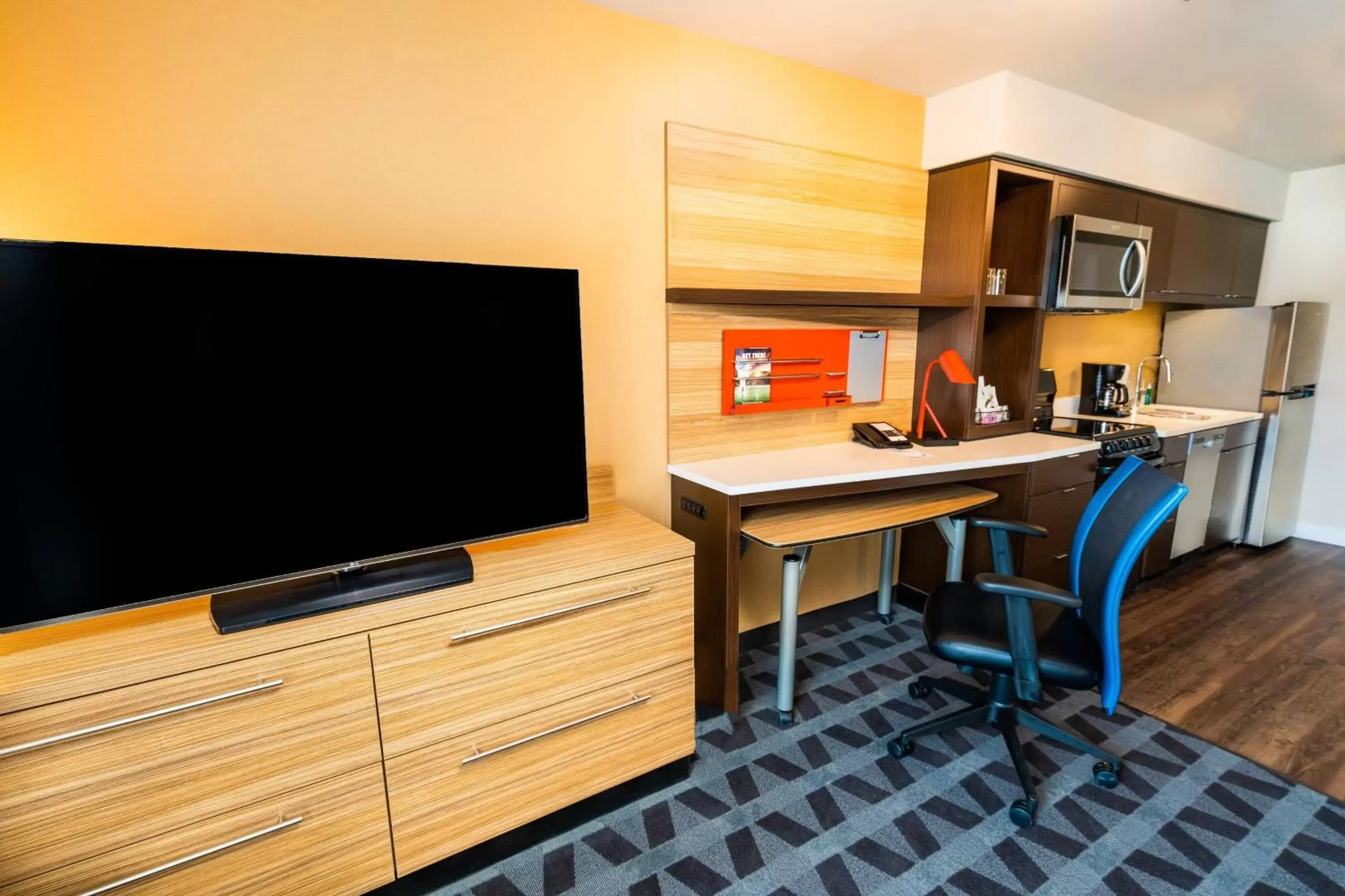 Living room, TV/Entertainment Center in TownePlace Suites By Marriott Las Vegas Stadium District