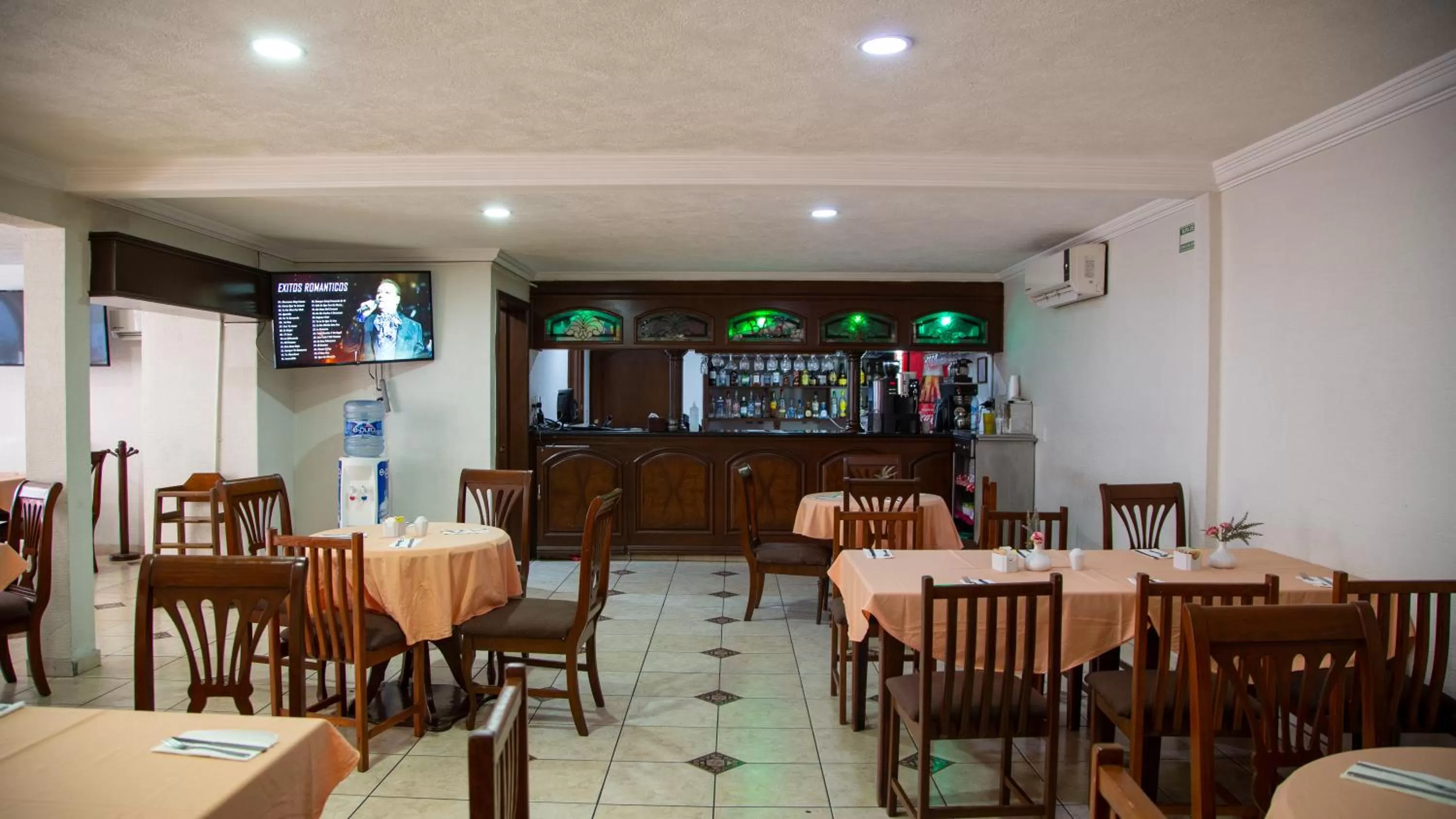 Restaurant/places to eat in Hotel Casino Plaza