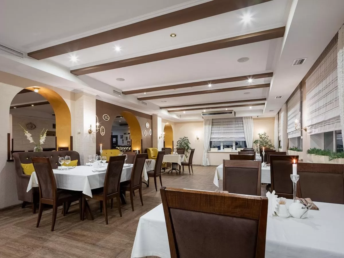 Restaurant/places to eat in Park Hotel