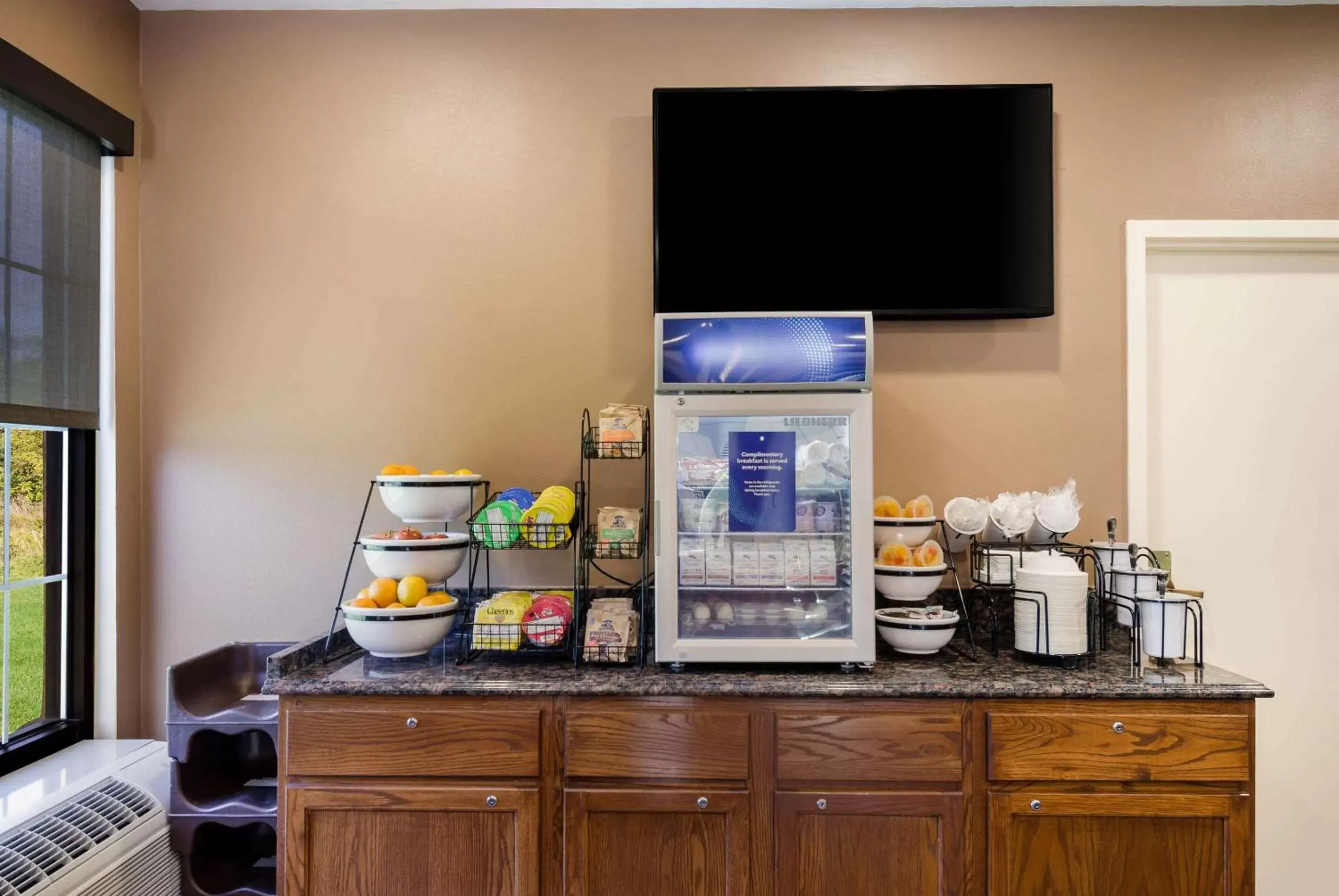 Breakfast, TV/Entertainment Center in Comfort Inn Virginia Horse Center