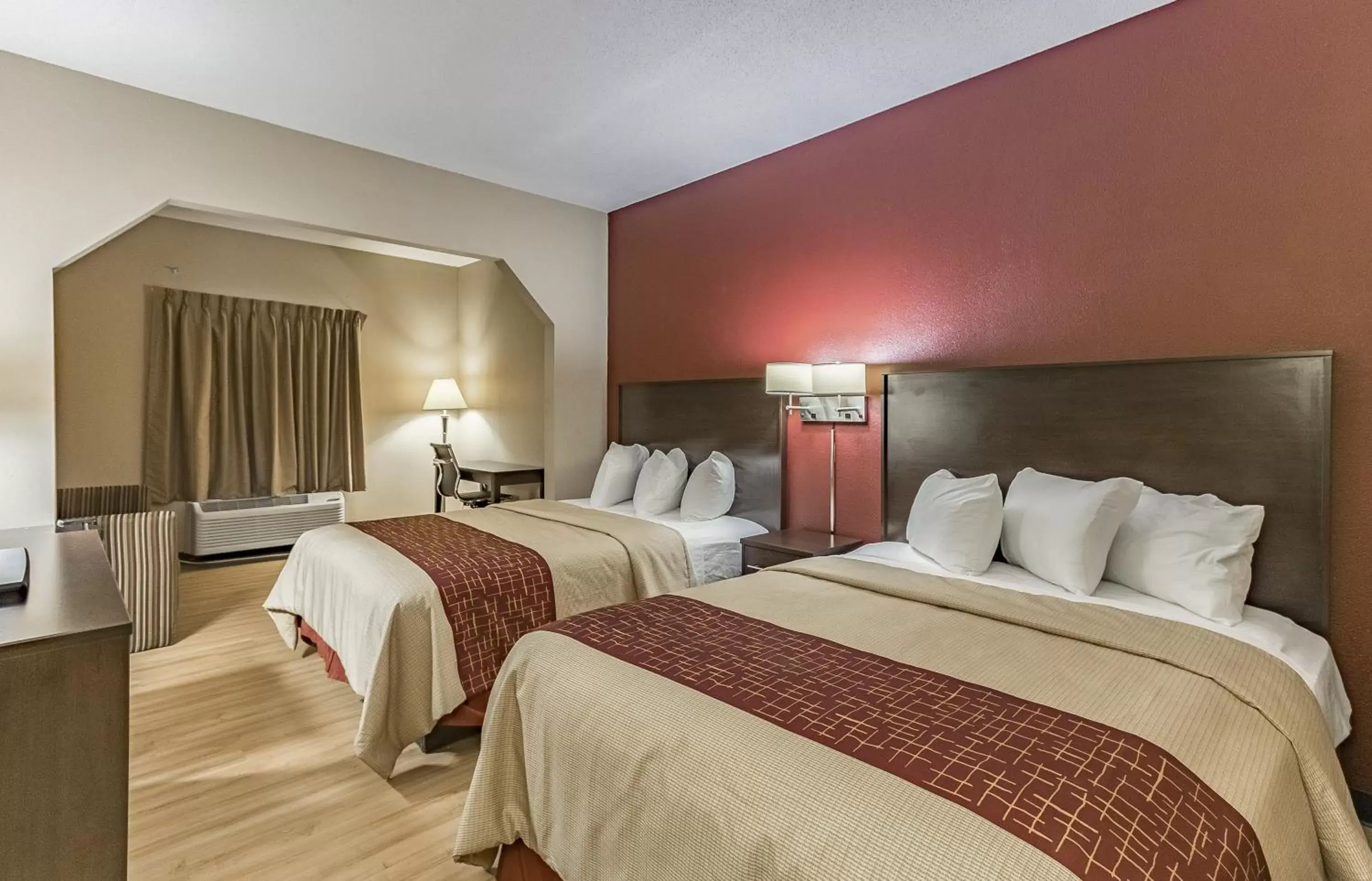 Photo of the whole room, Bed in Red Roof Inn & Suites Hinesville - Fort Stewart