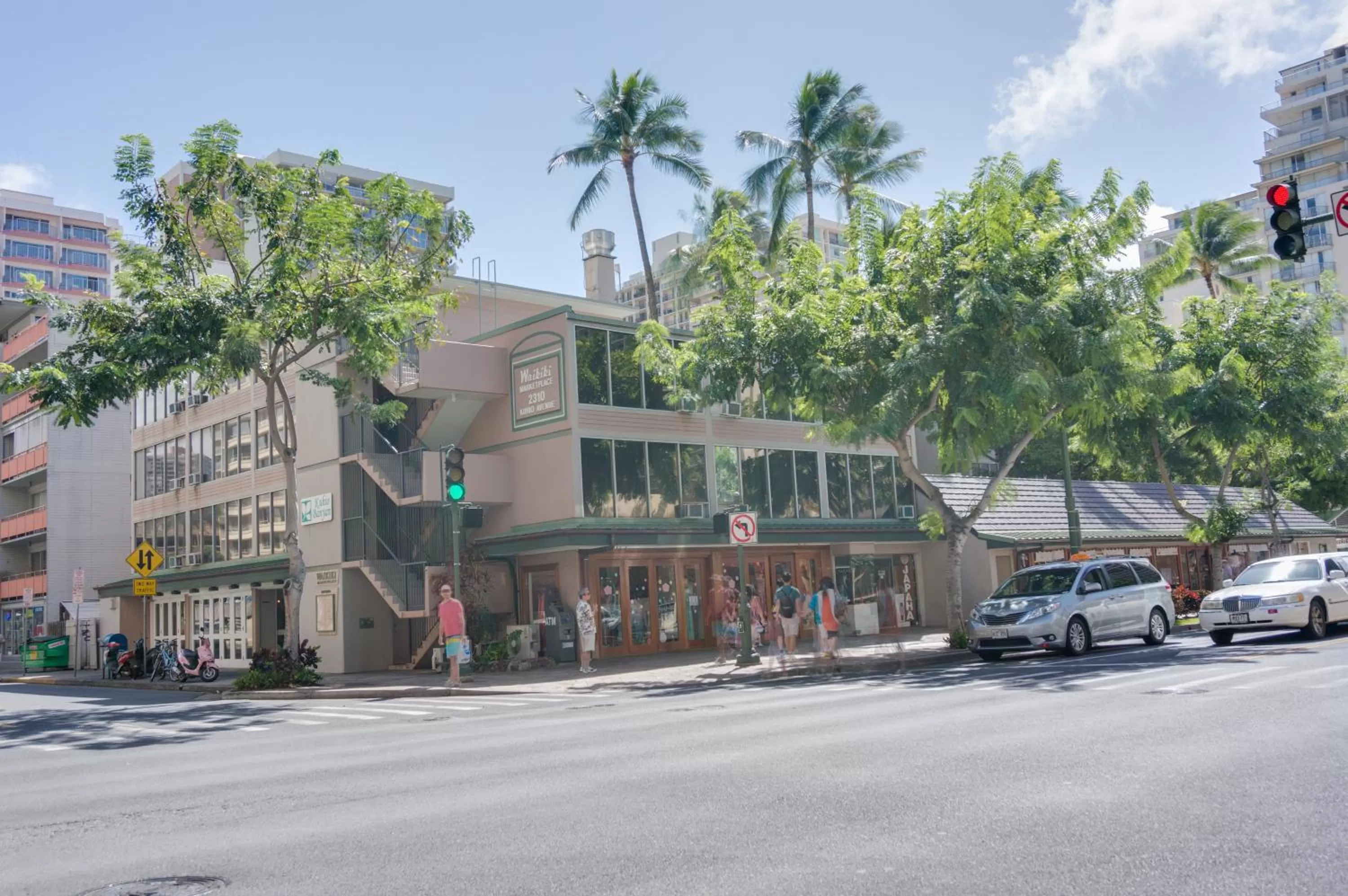 Facade/entrance in Kuhio Banyan Hotel (with Kitchenettes)