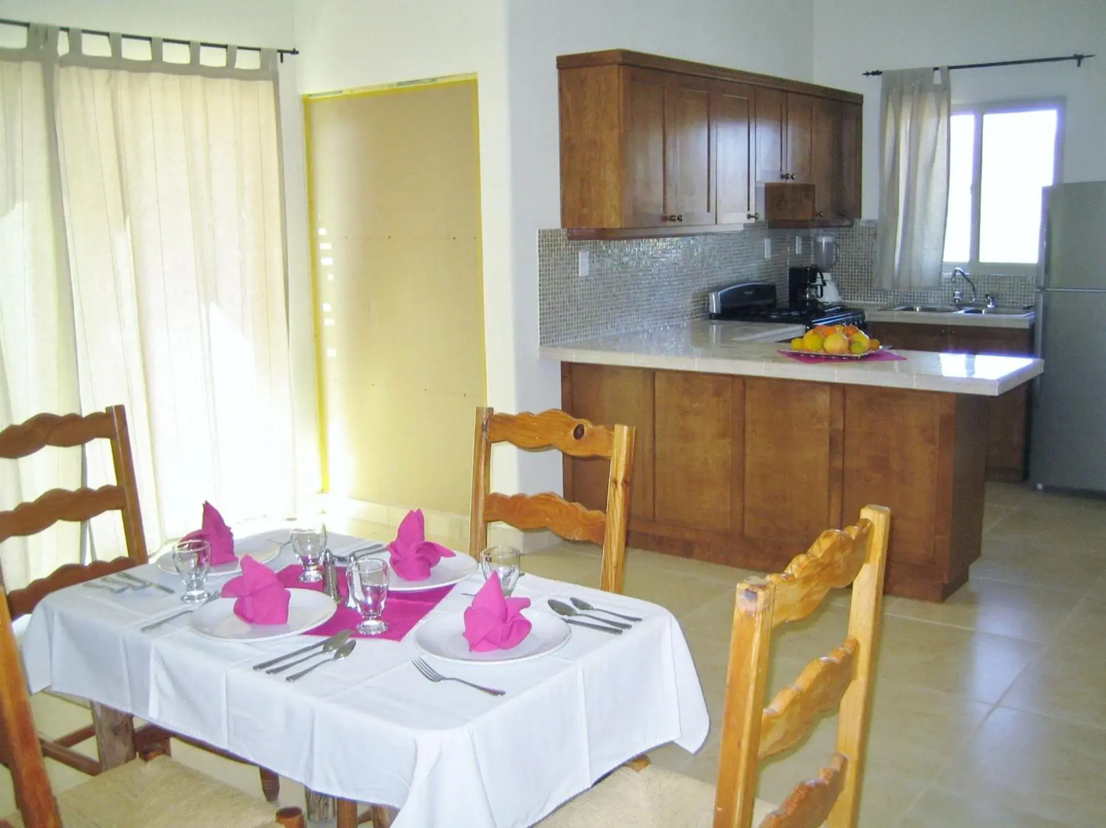 Kitchen or kitchenette, Dining Area in Tripui Hotel