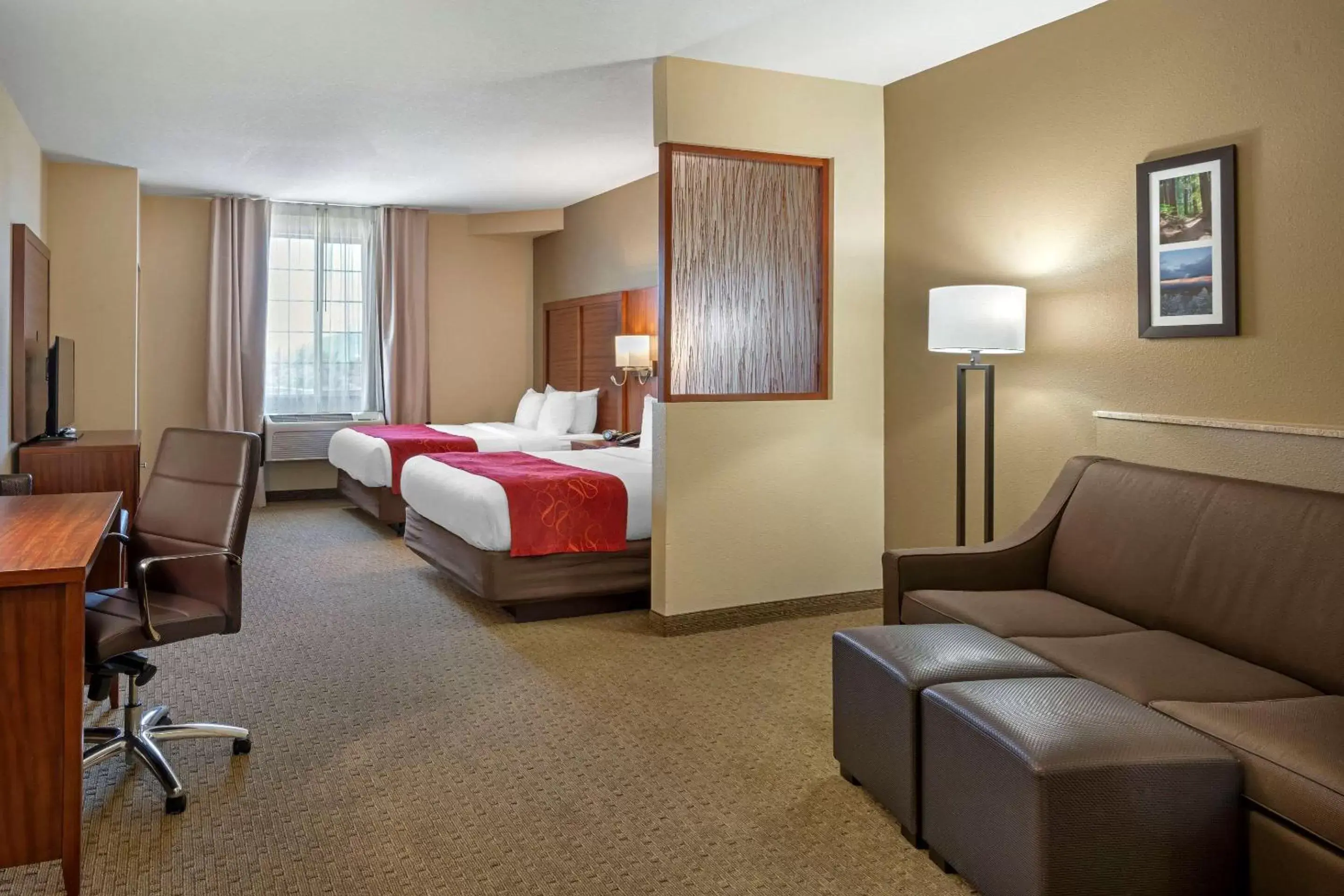 Photo of the whole room in Comfort Suites Eugene