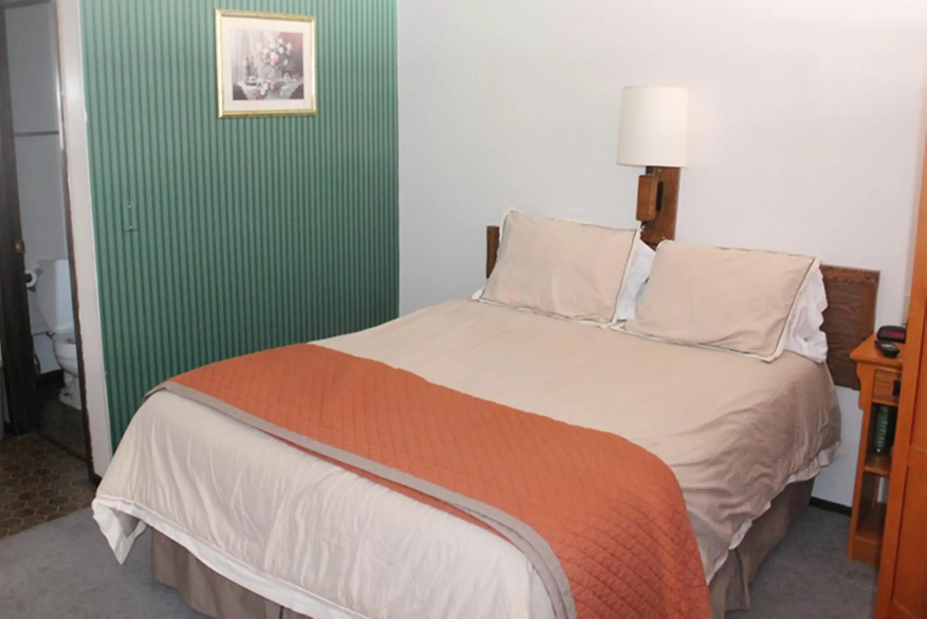 Bed in Jim Butler Inn & Suites