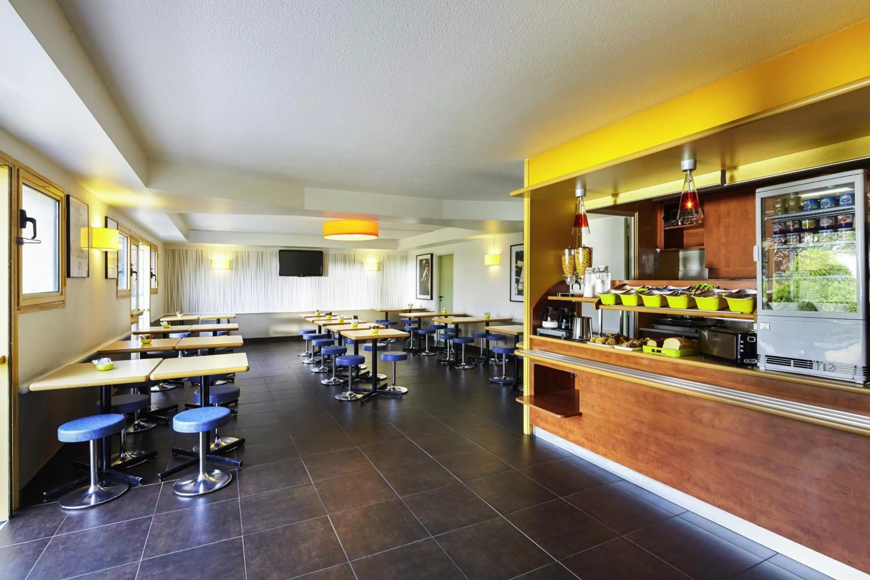 Communal lounge/ TV room in ibis budget Chartres