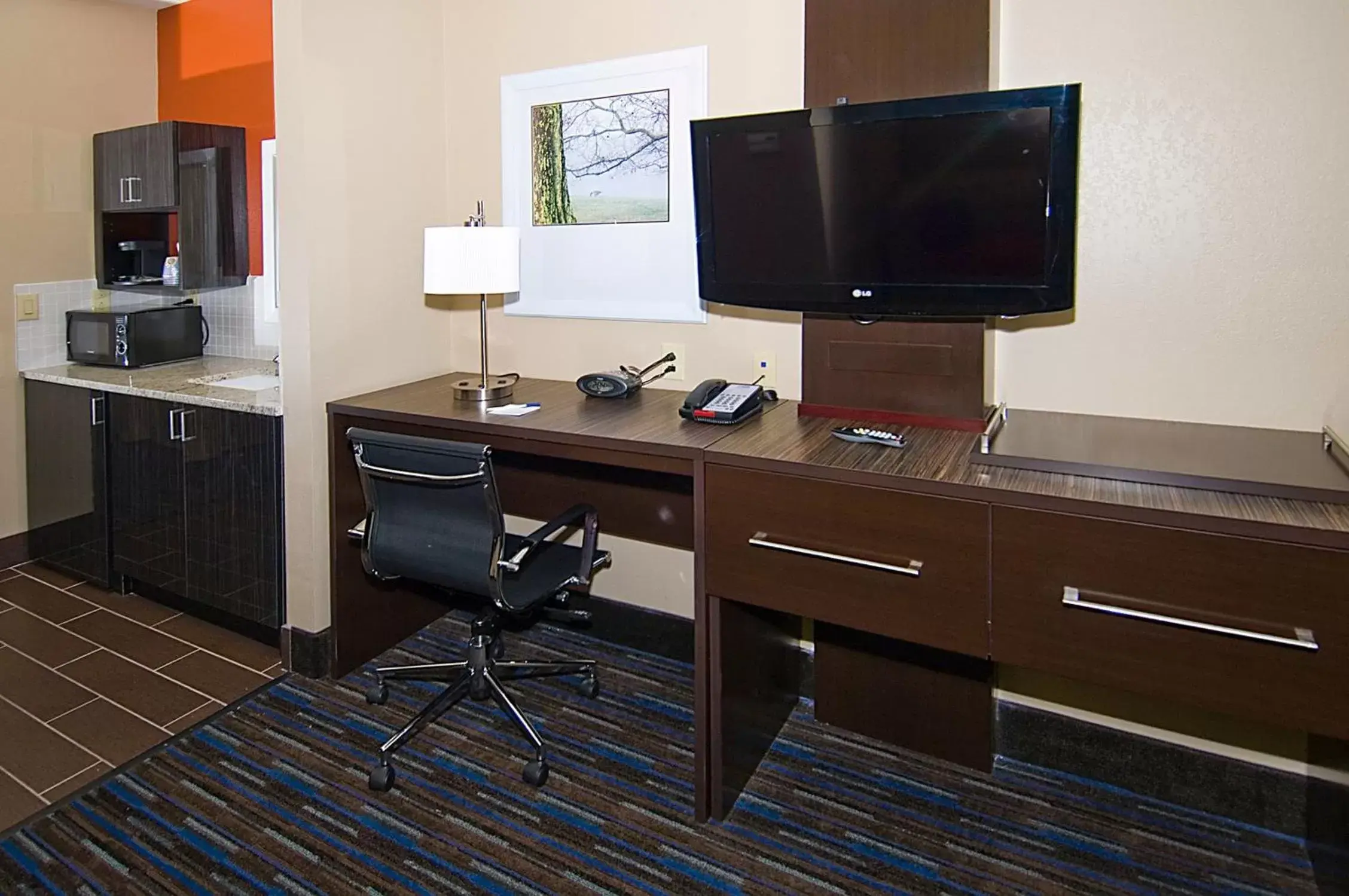 Photo of the whole room, TV/Entertainment Center in Holiday Inn Express Fulton, an IHG Hotel