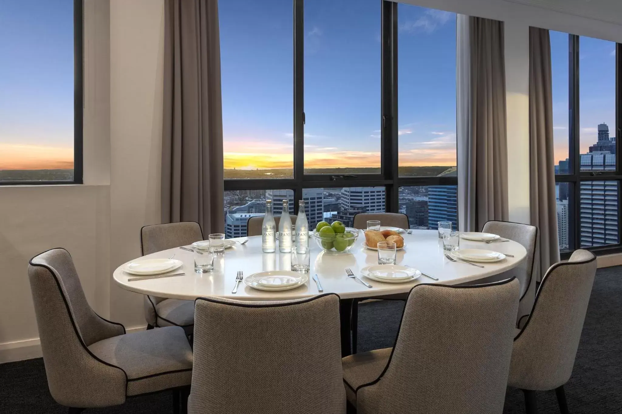 Dining area in Meriton Suites Pitt Street, Sydney