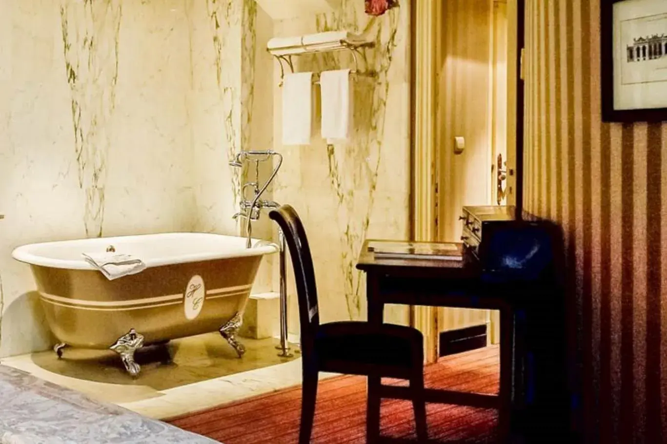 Bathroom in Hotel du Romancier