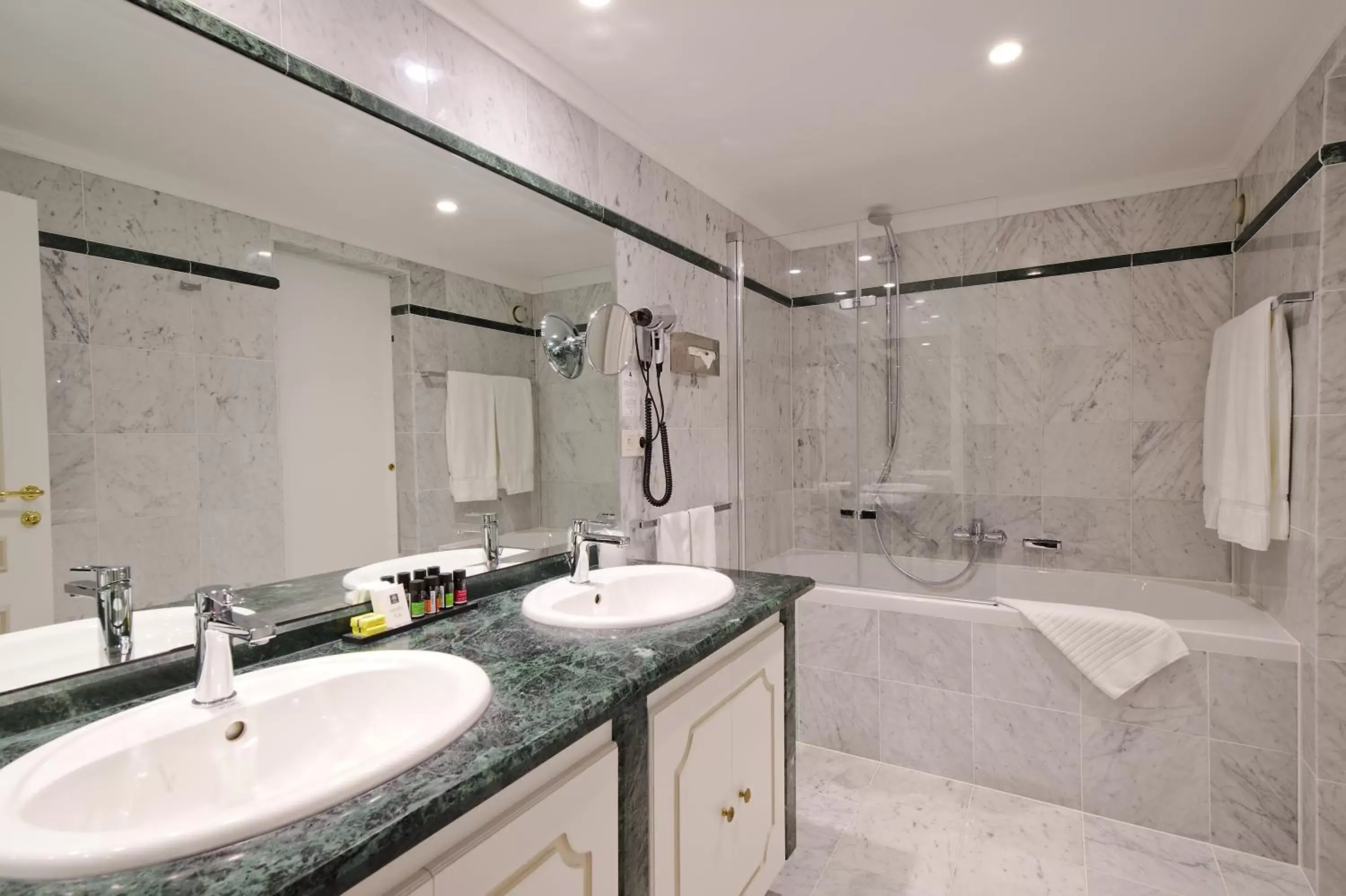 Shower, Bathroom in Hotel Manos Premier