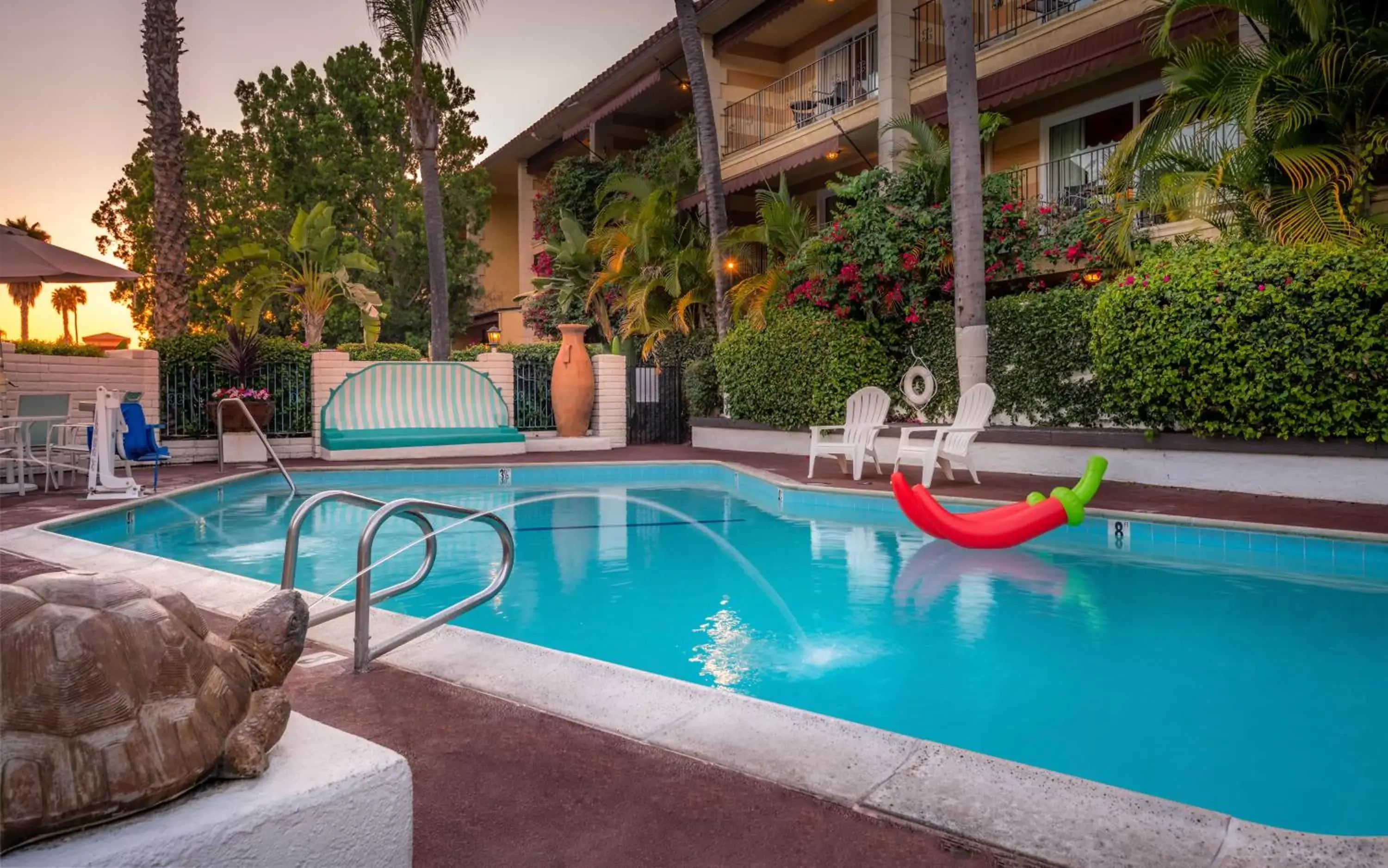 Property building, Swimming Pool in Hotel Pepper Tree Boutique Kitchen Studios - Anaheim