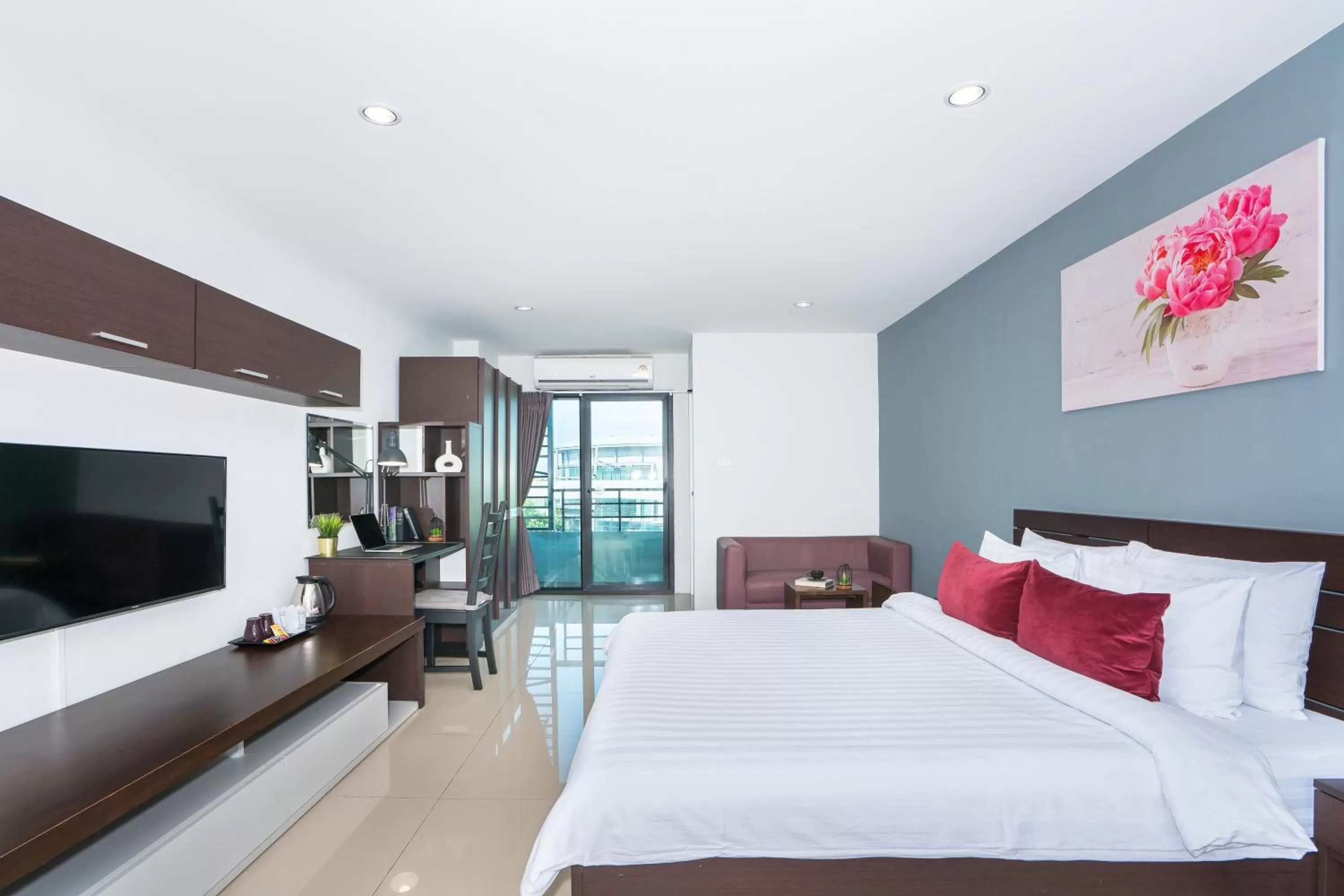 Photo of the whole room, Bed in De Botan Srinakarin Hotel & Residence