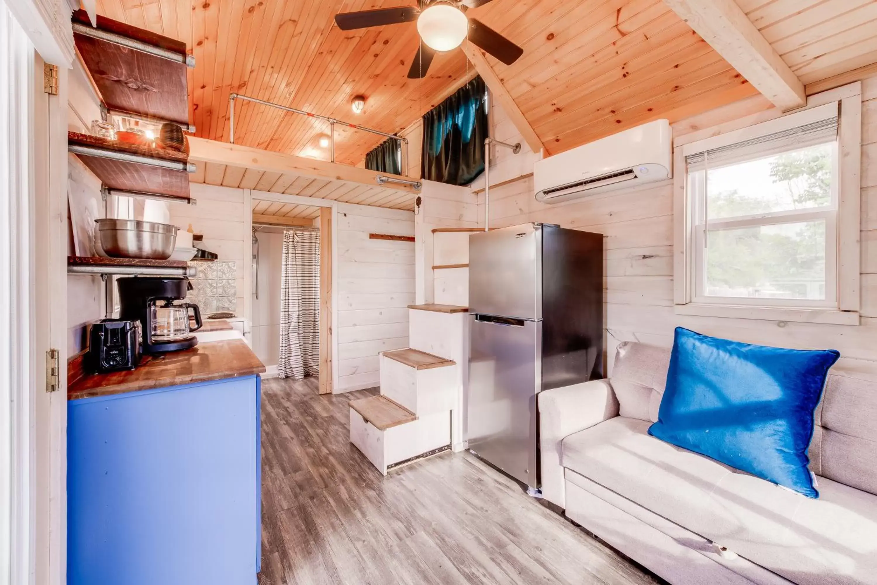 Living room, Kitchen/Kitchenette in Taos Motor Lodge