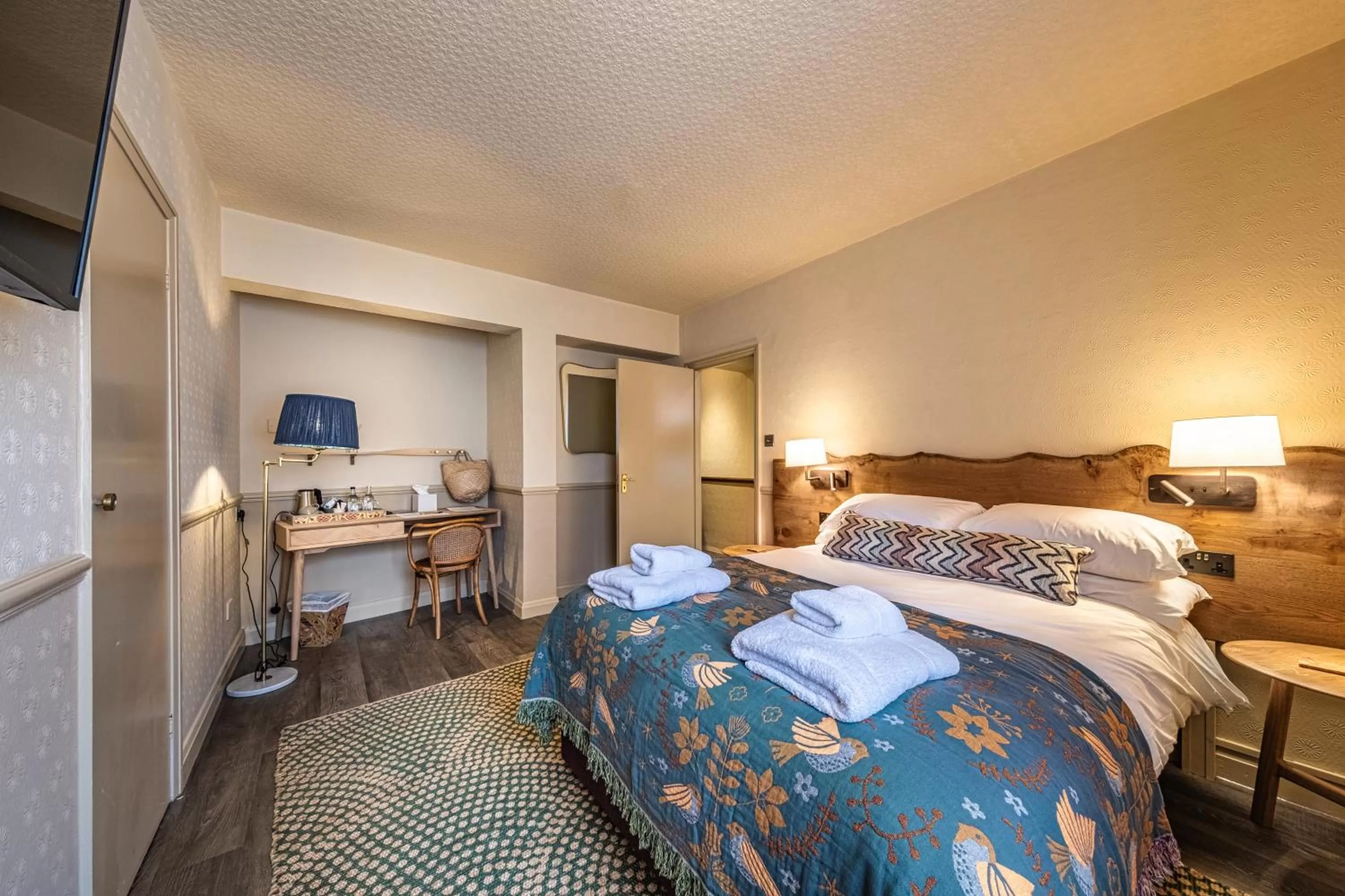 Bedroom, Bed in The Feathers Holt