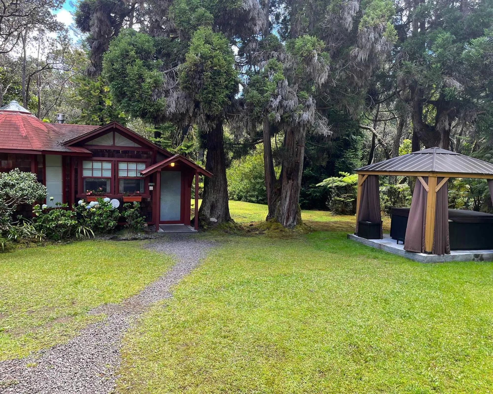 Hot Tub, Property Building in Volcano Village Estates
