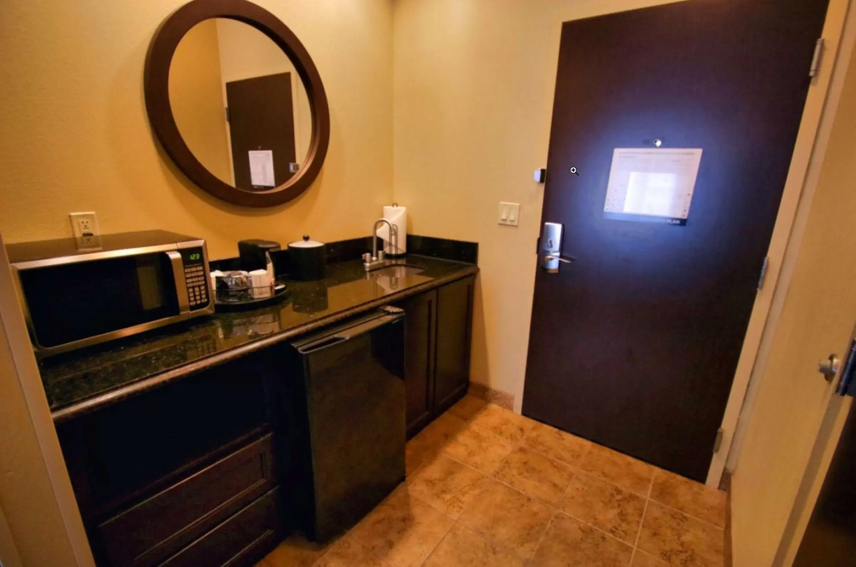 Photo of the whole room, Bathroom in Hampton Inn & Suites Jacksonville Beach Boulevard/Mayo Clinic