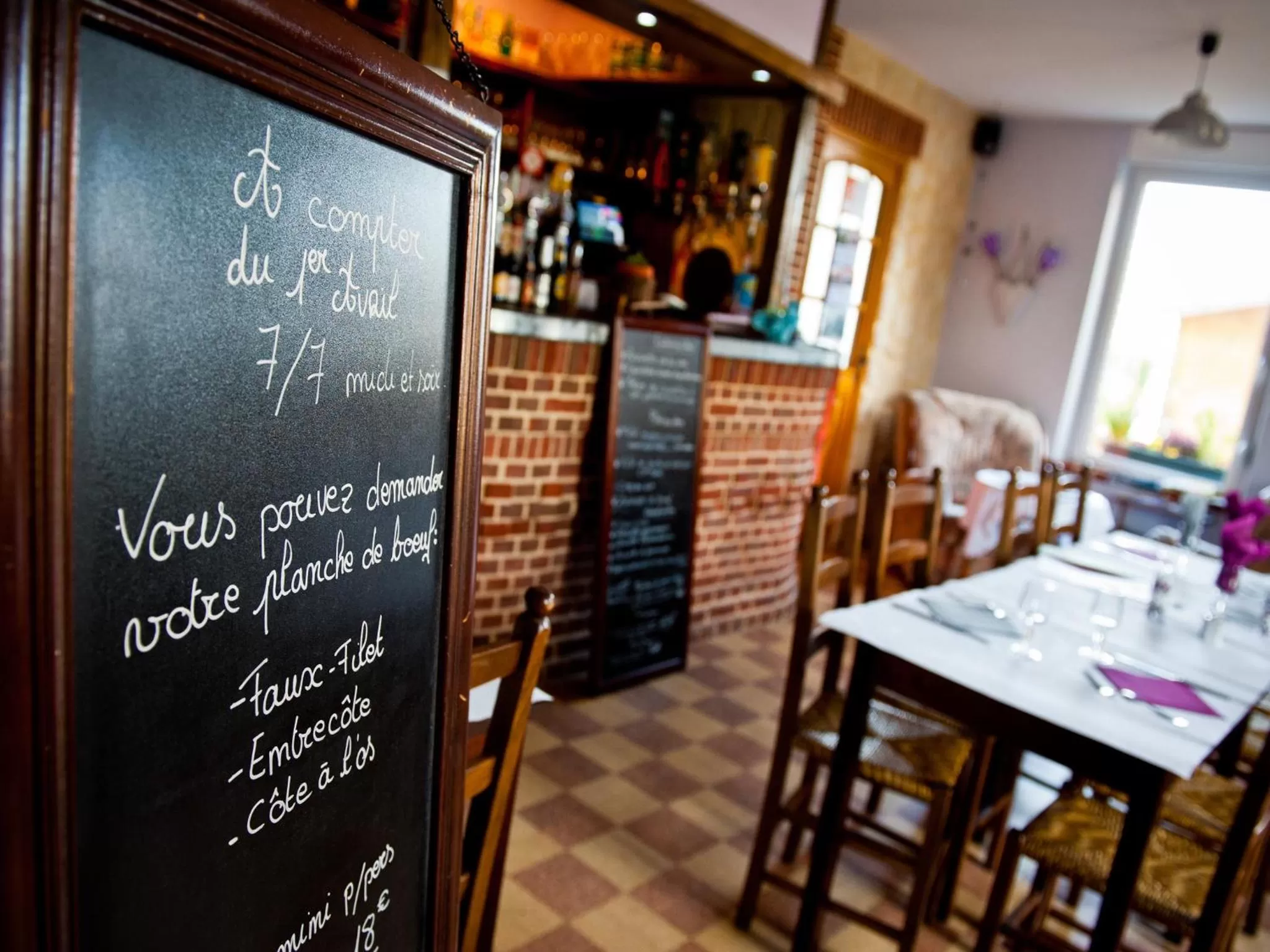 Lobby or reception in Logis Hotel Restaurant Le Relais Fleuri