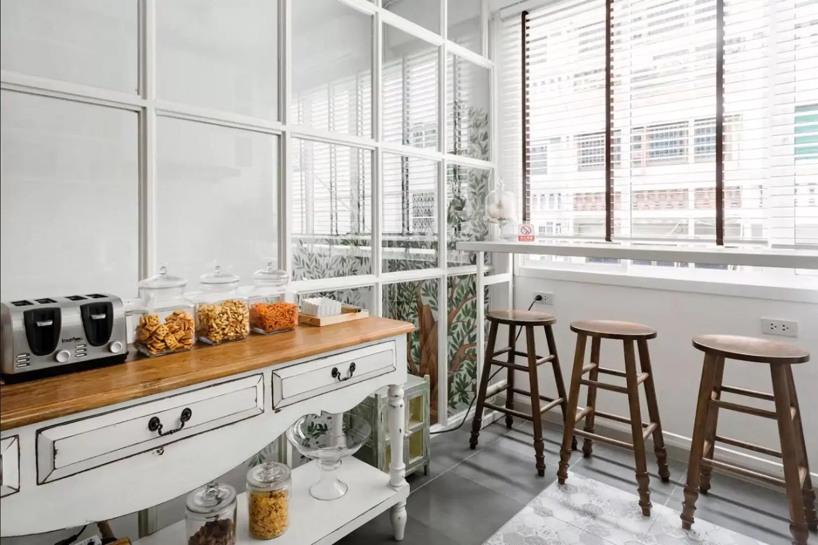 Restaurant/places to eat in Hide and Seek Boutique Hometel