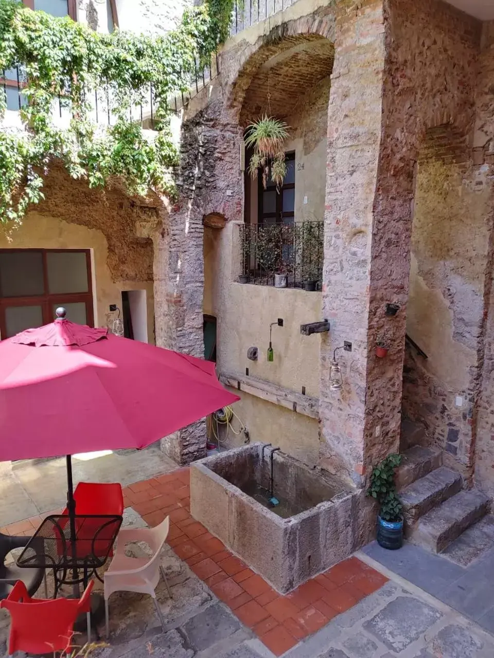 Inner courtyard view in Hotel el Descanso Barrio del Artista