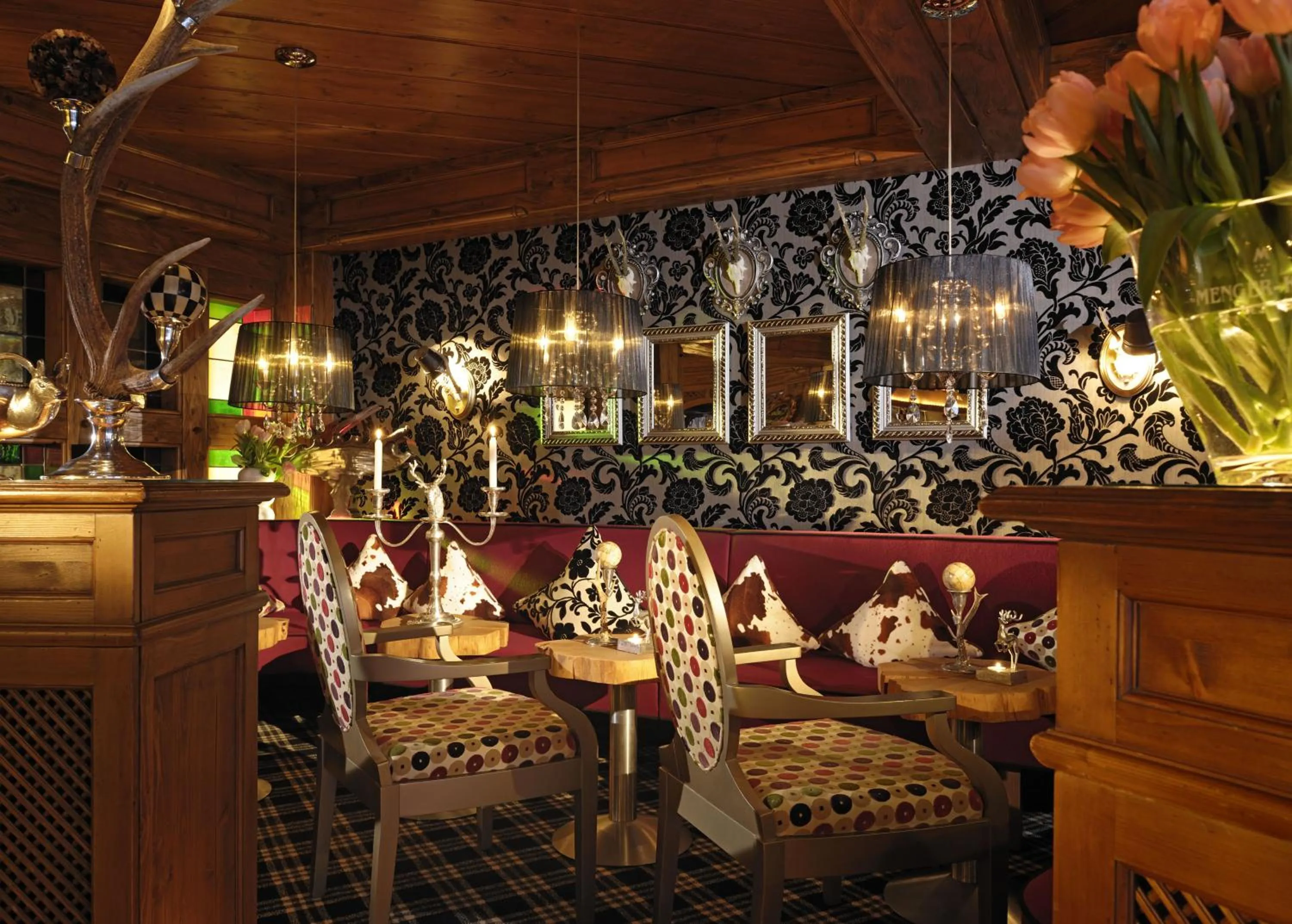 Lounge or bar in Relais & Châteaux Jagdhof Glashütte