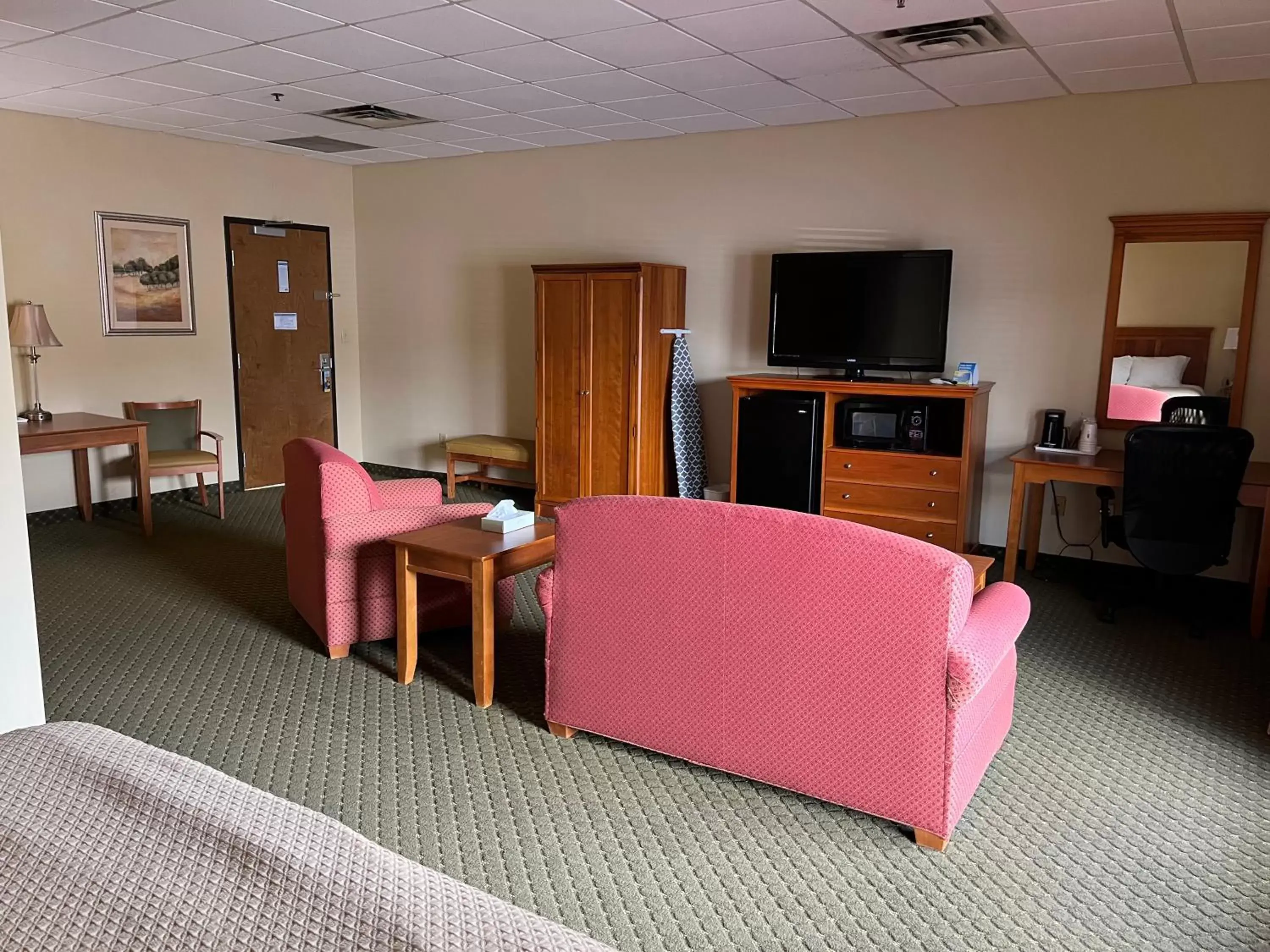 TV/Entertainment Center in Days Inn & Suites by Wyndham Sutton Flatwoods