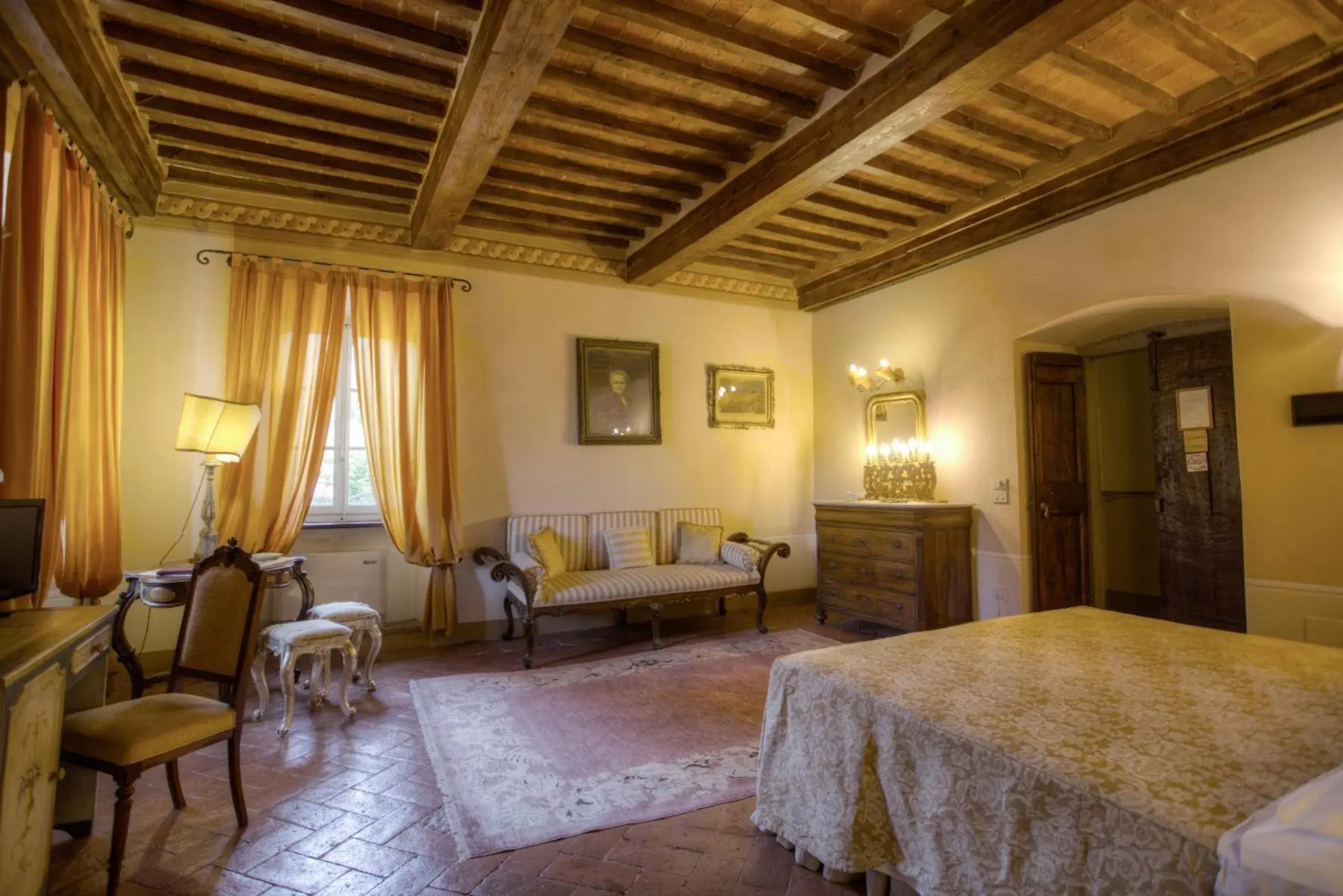 Photo of the whole room, Seating Area in Relais Villa Baldelli