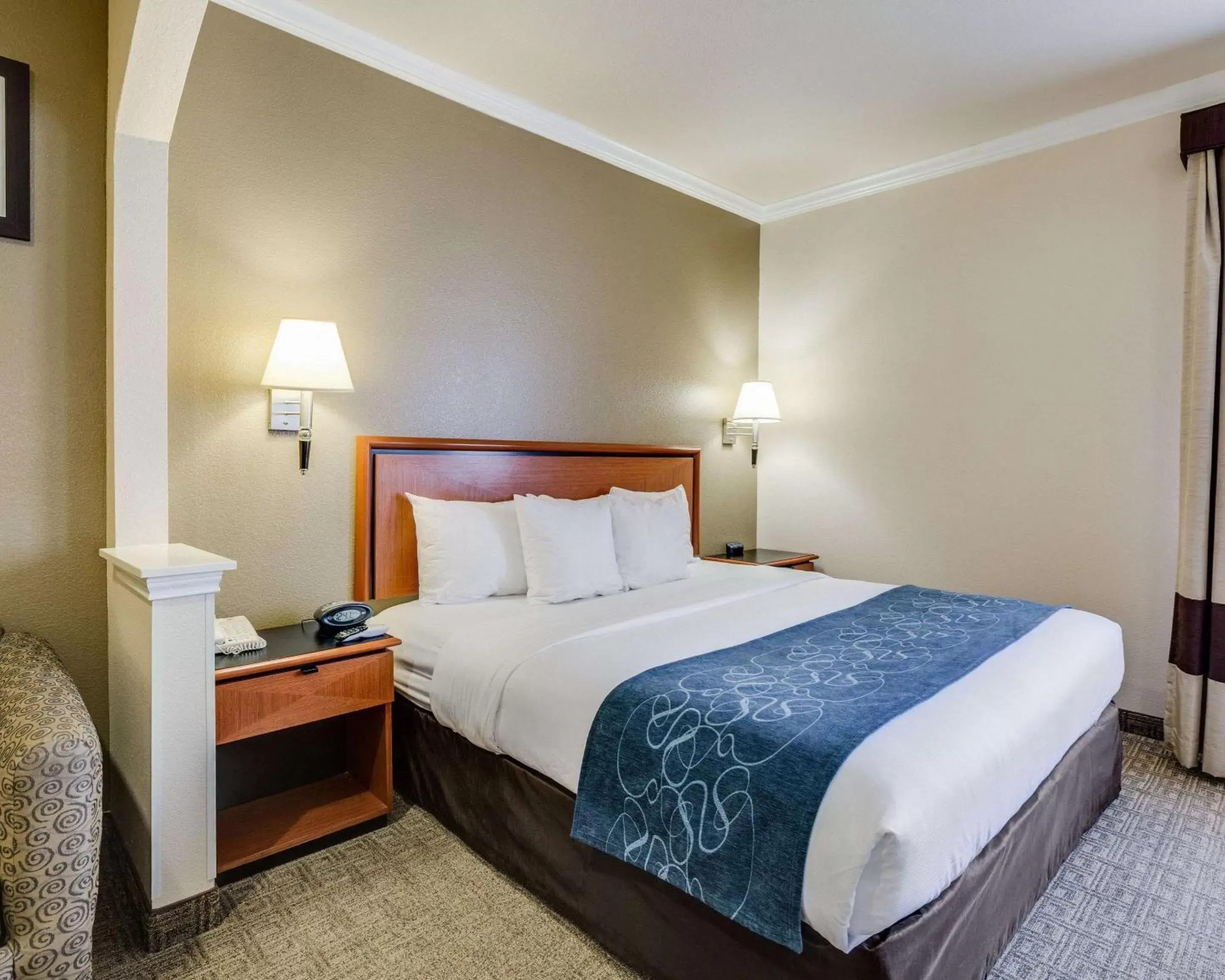 Photo of the whole room, Bed in Comfort Suites Deer Park Pasadena