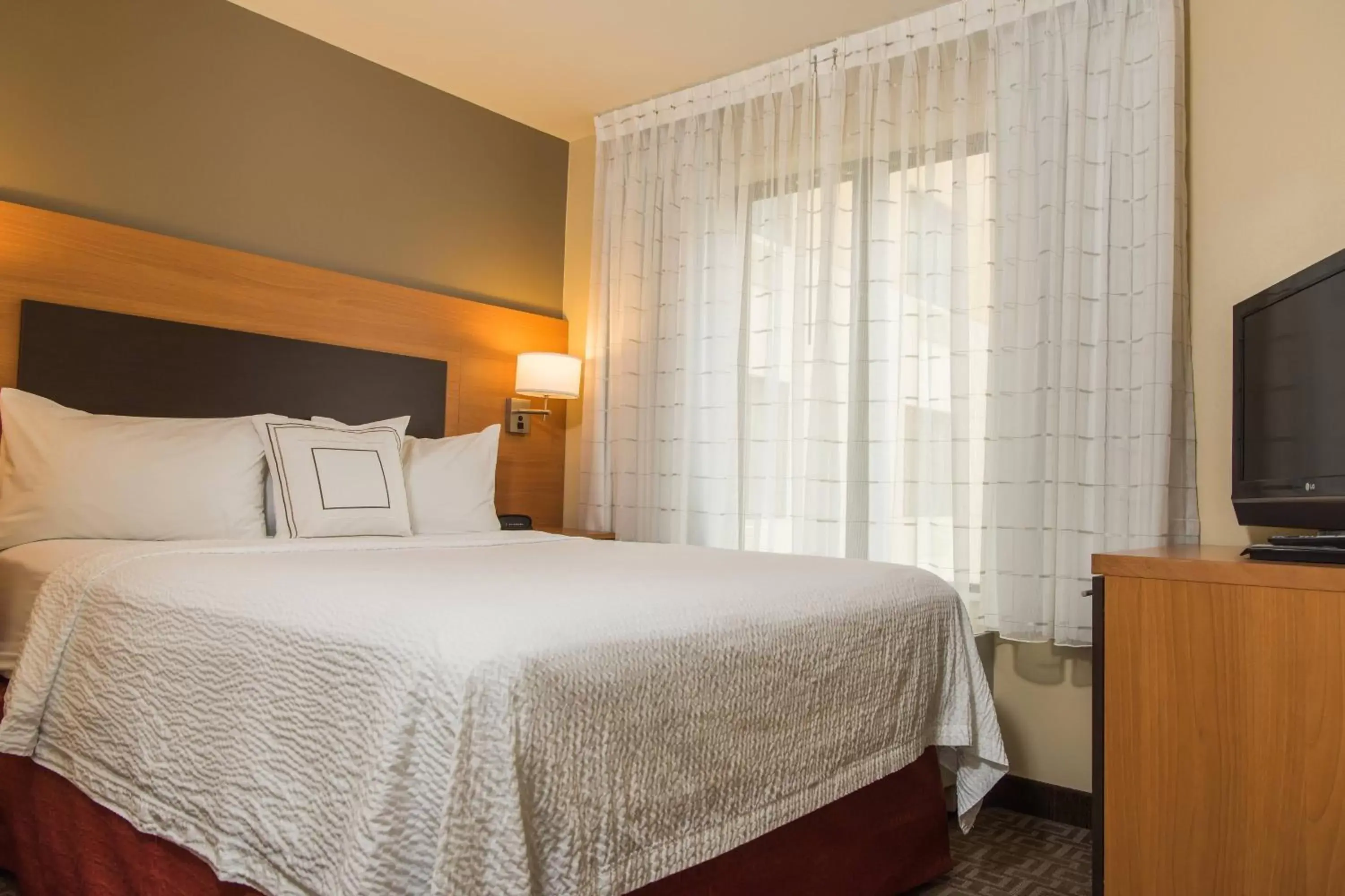 Bedroom, Bed in TownePlace Suites by Marriott Erie