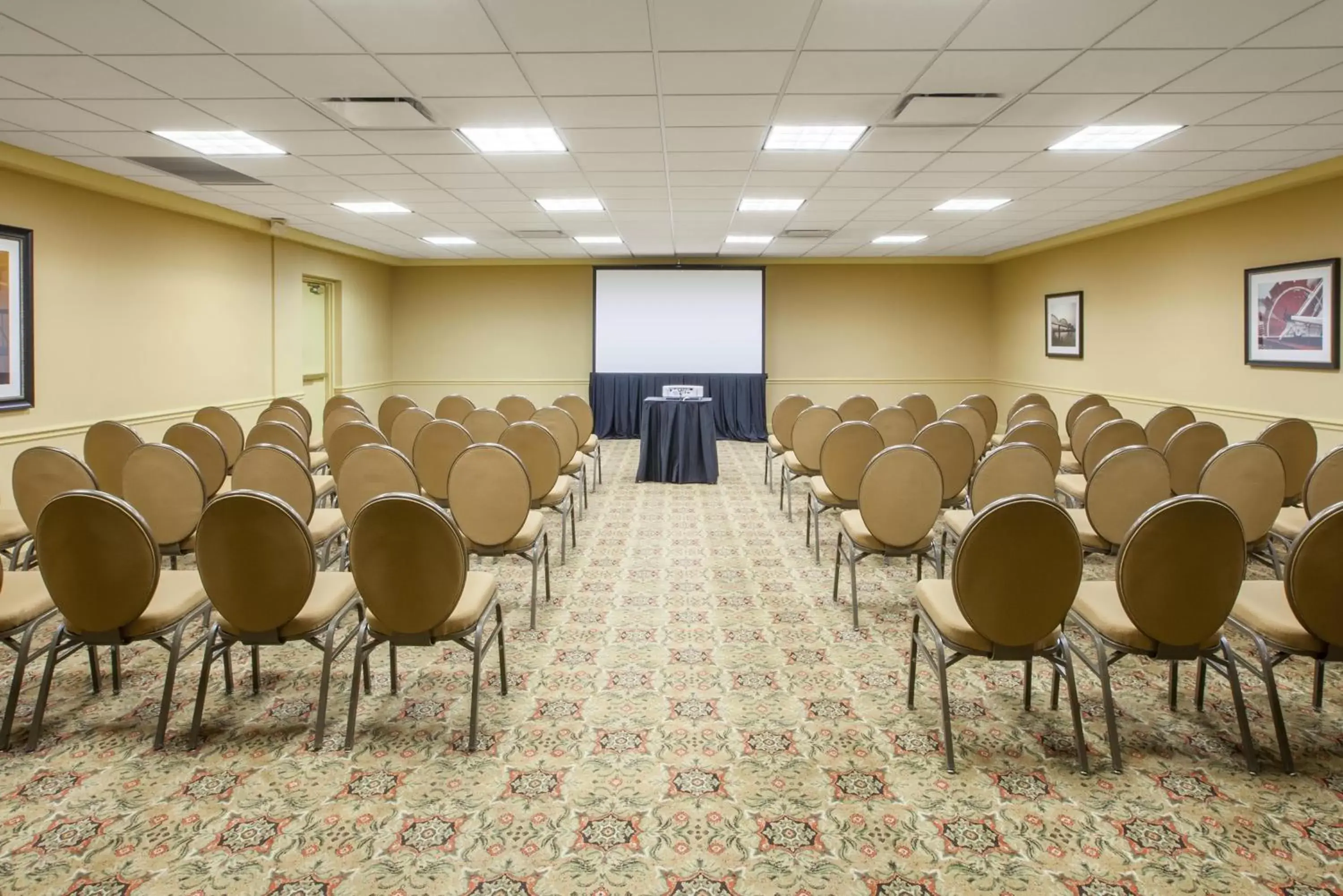 Meeting/conference room in Crowne Plaza Louisville Airport Expo Center, an IHG Hotel