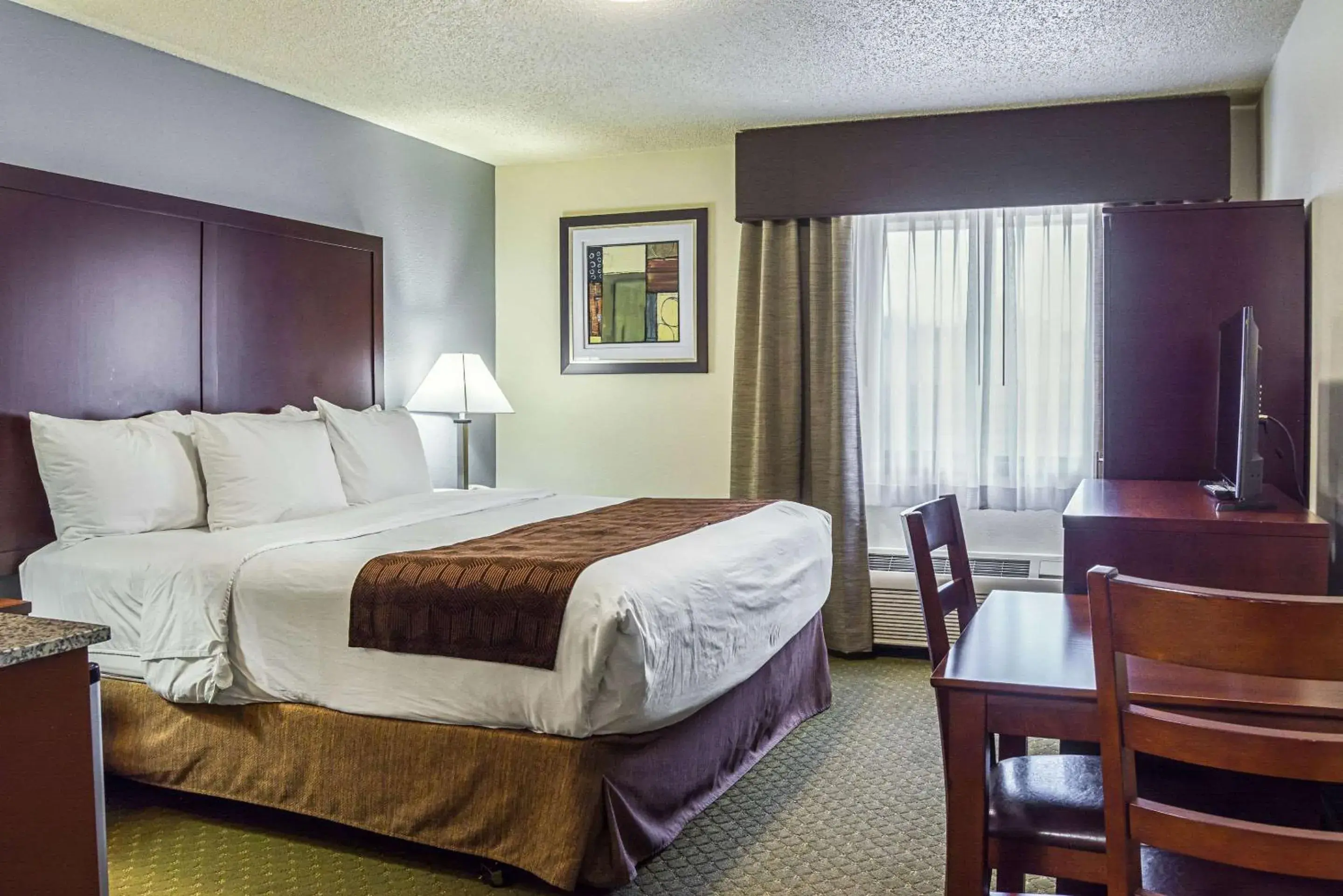 Photo of the whole room, Bed in Quality Inn & Suites Clackamas - Portland