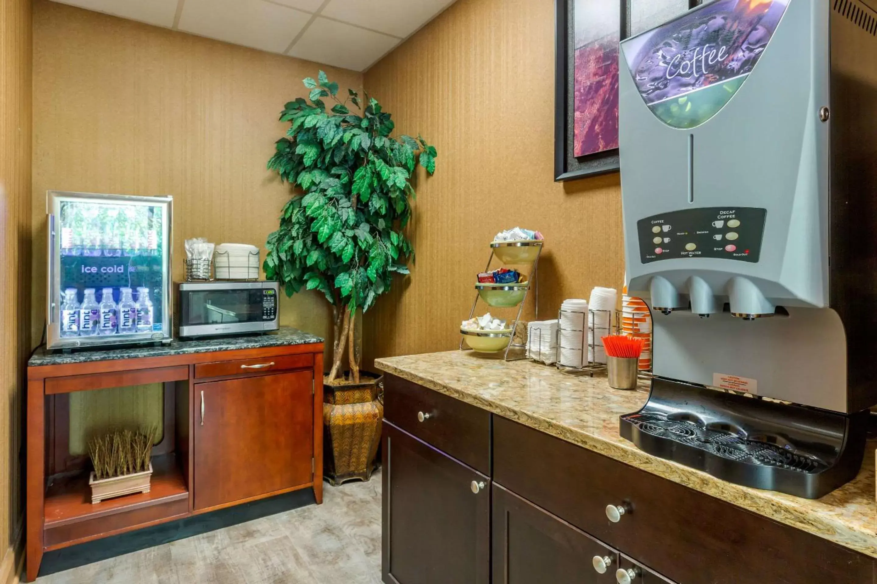Restaurant/places to eat, Kitchen/Kitchenette in Quality Inn Old Saybrook - Westbrook