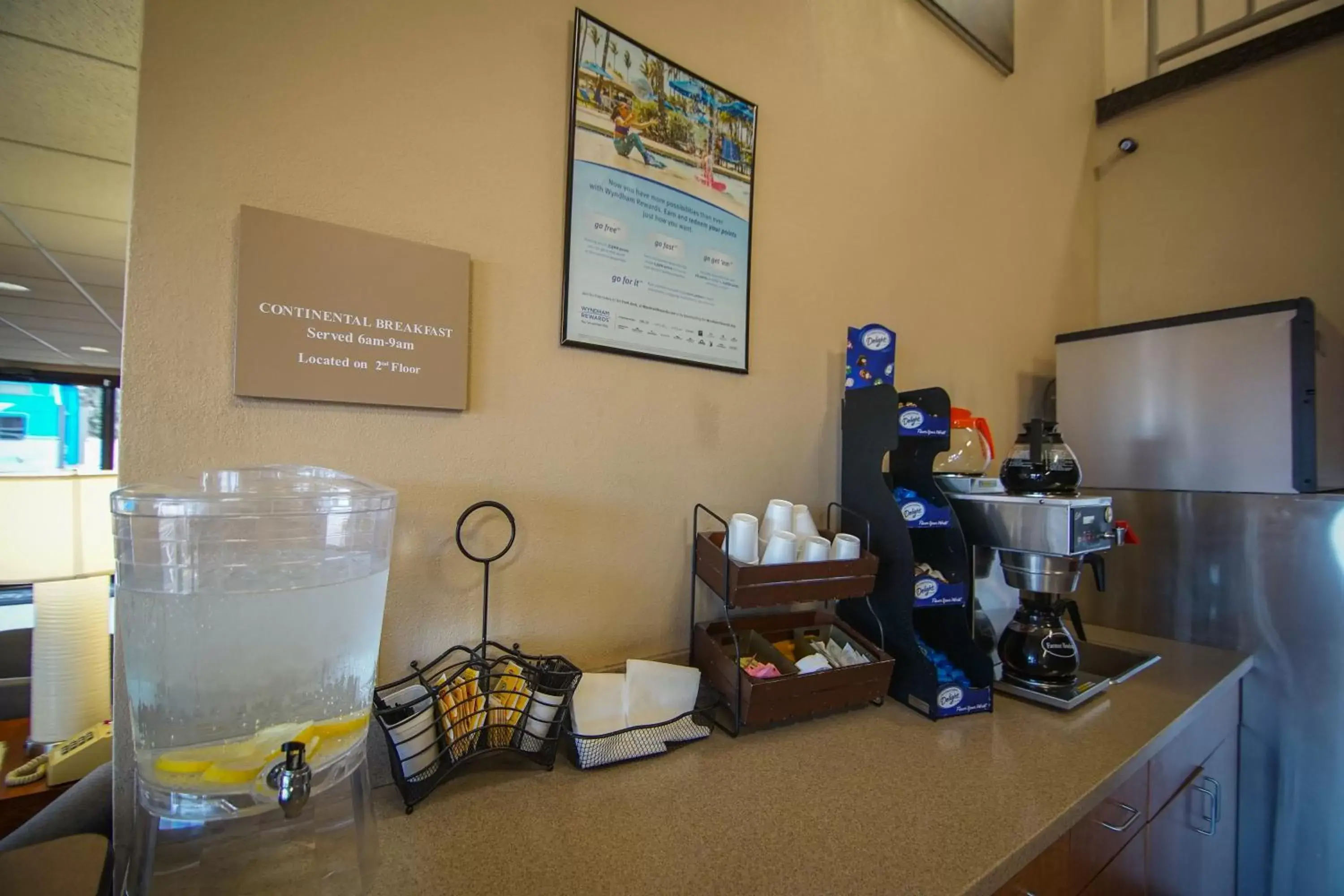 Coffee/tea facilities in Travelodge by Wyndham Colorado Springs Airport/Peterson AFB