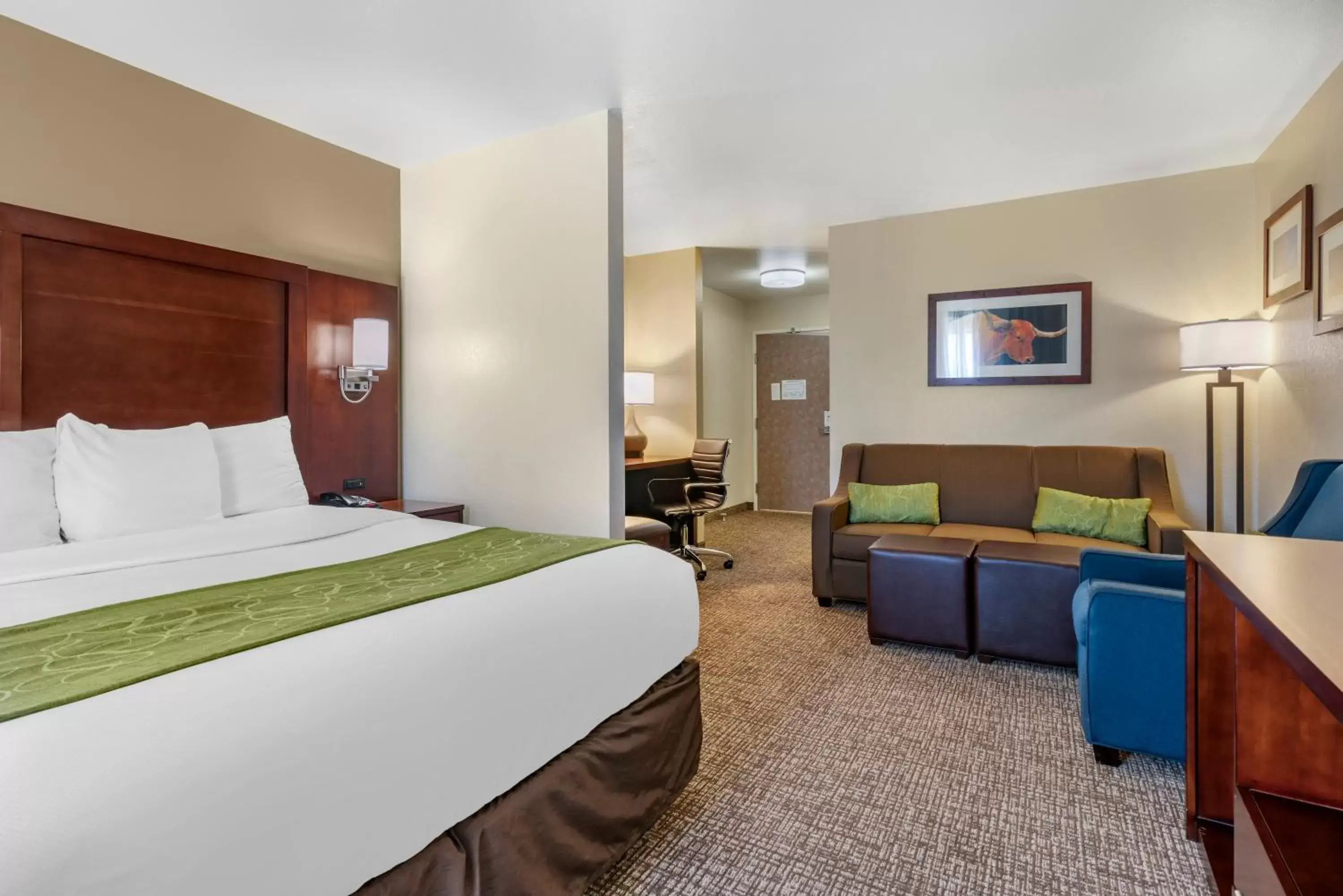 Photo of the whole room, Bed in Comfort Suites Fernley