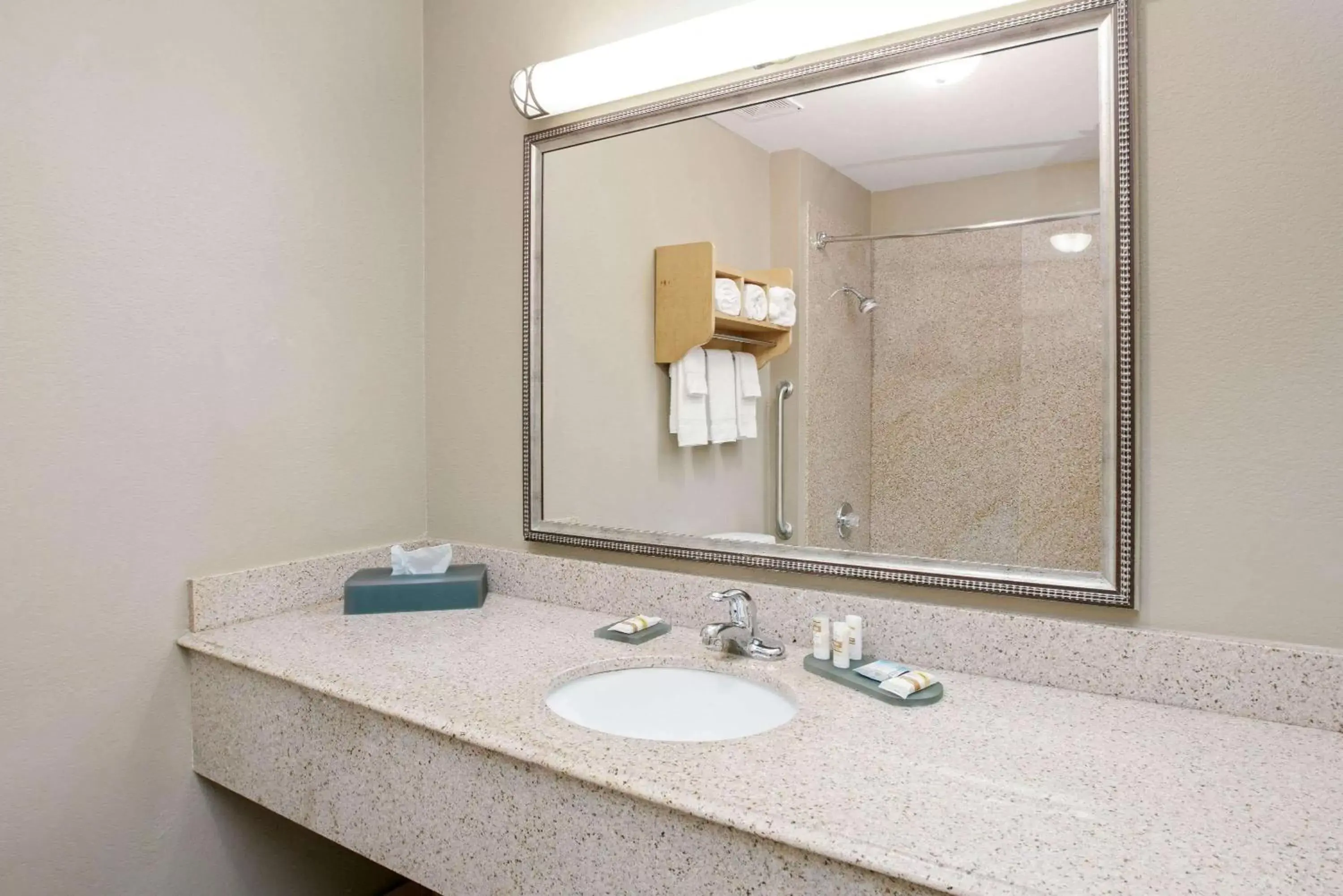 Bathroom in La Quinta Inn and Suites by Wyndham Paris