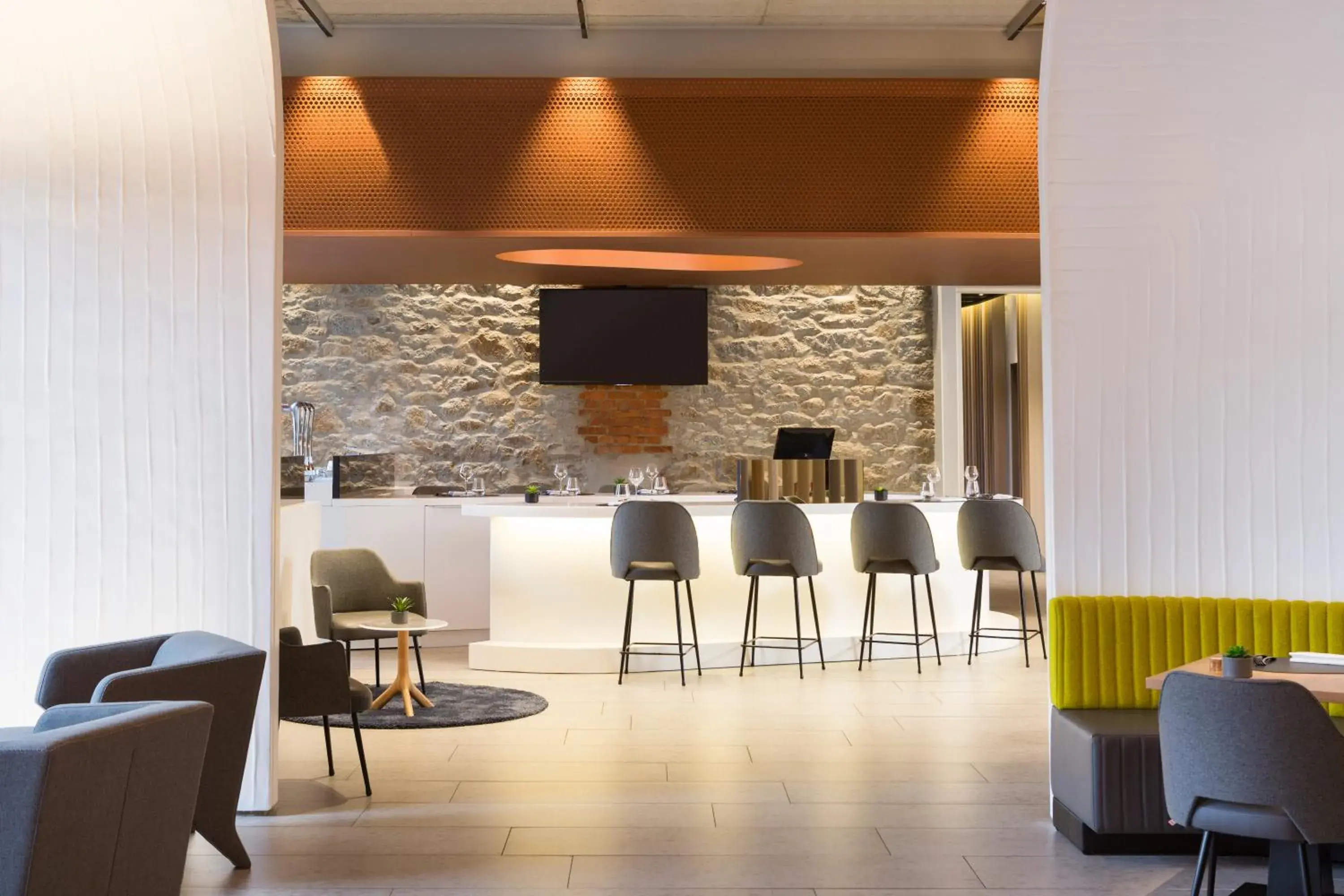 Lounge or bar in Novotel Saint Brieuc Centre Gare