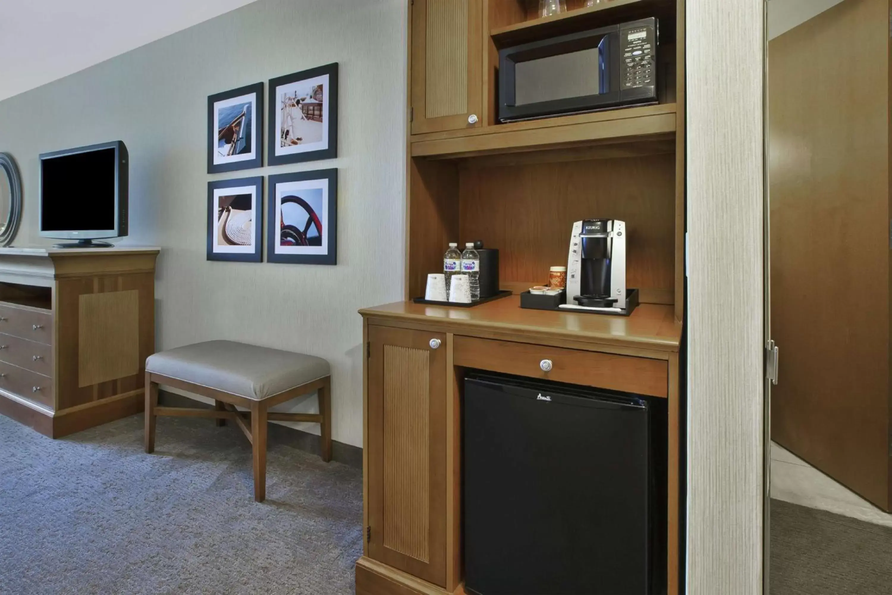 Bedroom, TV/Entertainment Center in Hilton Garden Inn Portland Downtown Waterfront