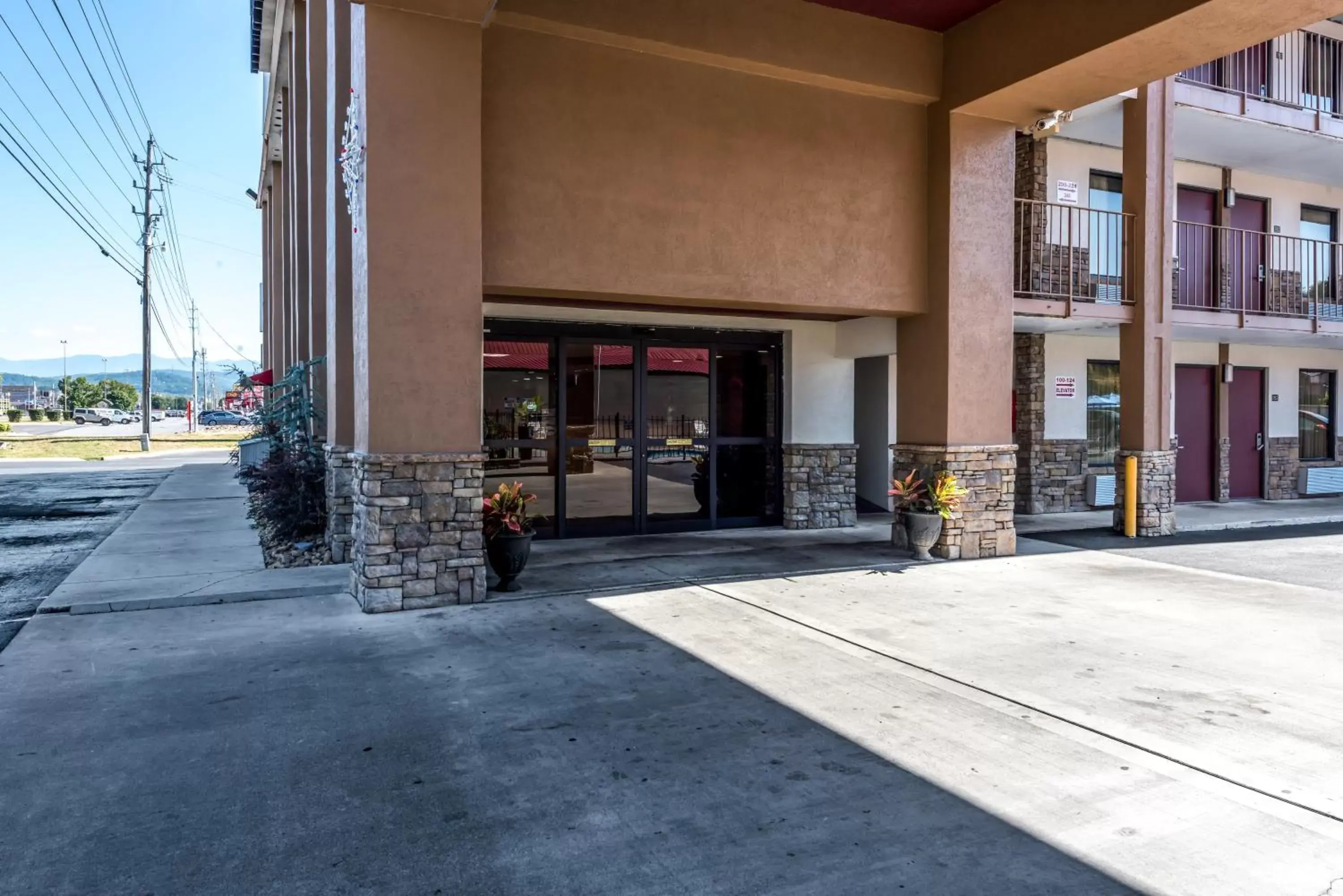 Property building, Patio/Outdoor Area in Red Roof Inn & Suites Pigeon Forge Parkway