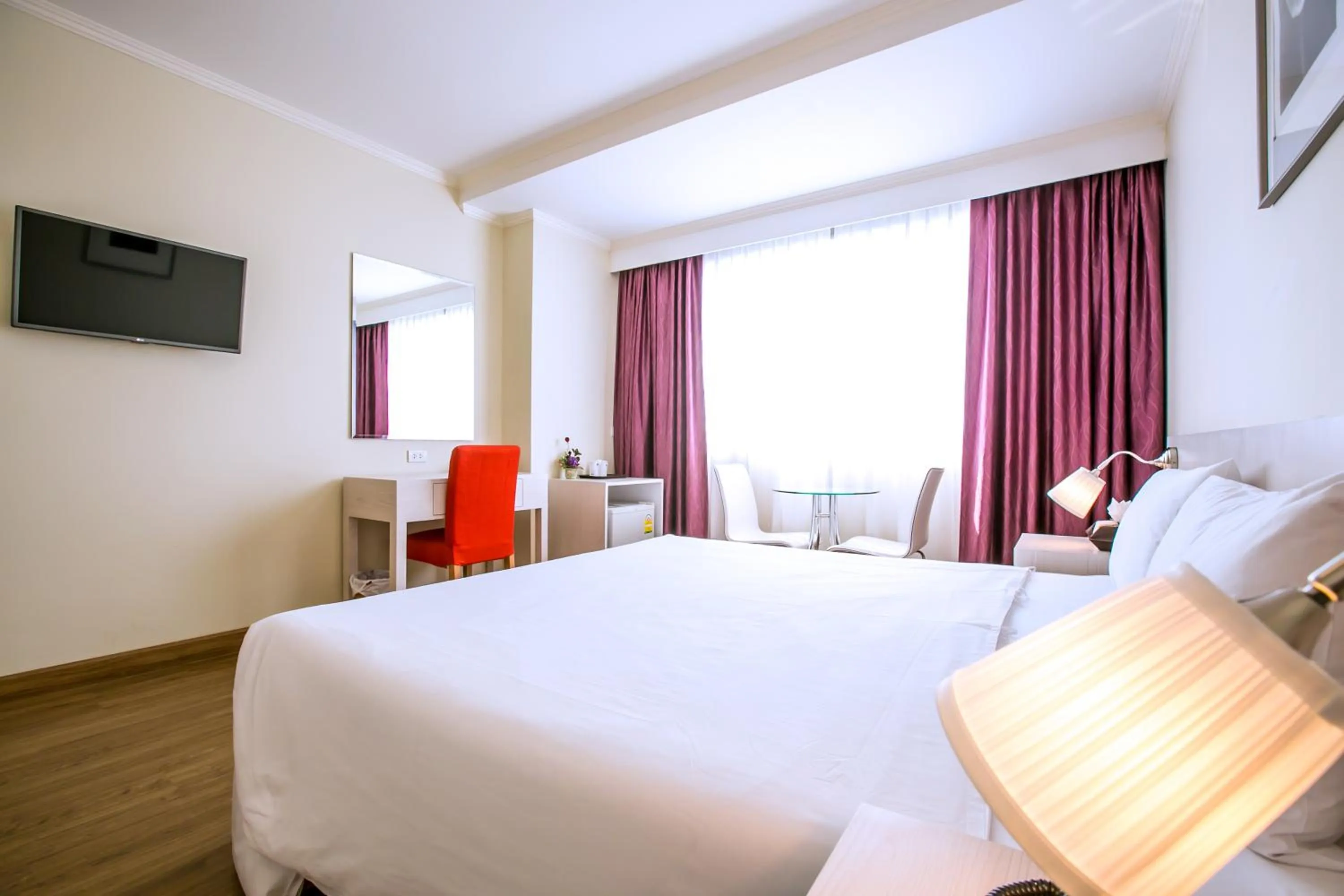 Photo of the whole room, Bed in Elizabeth Hotel