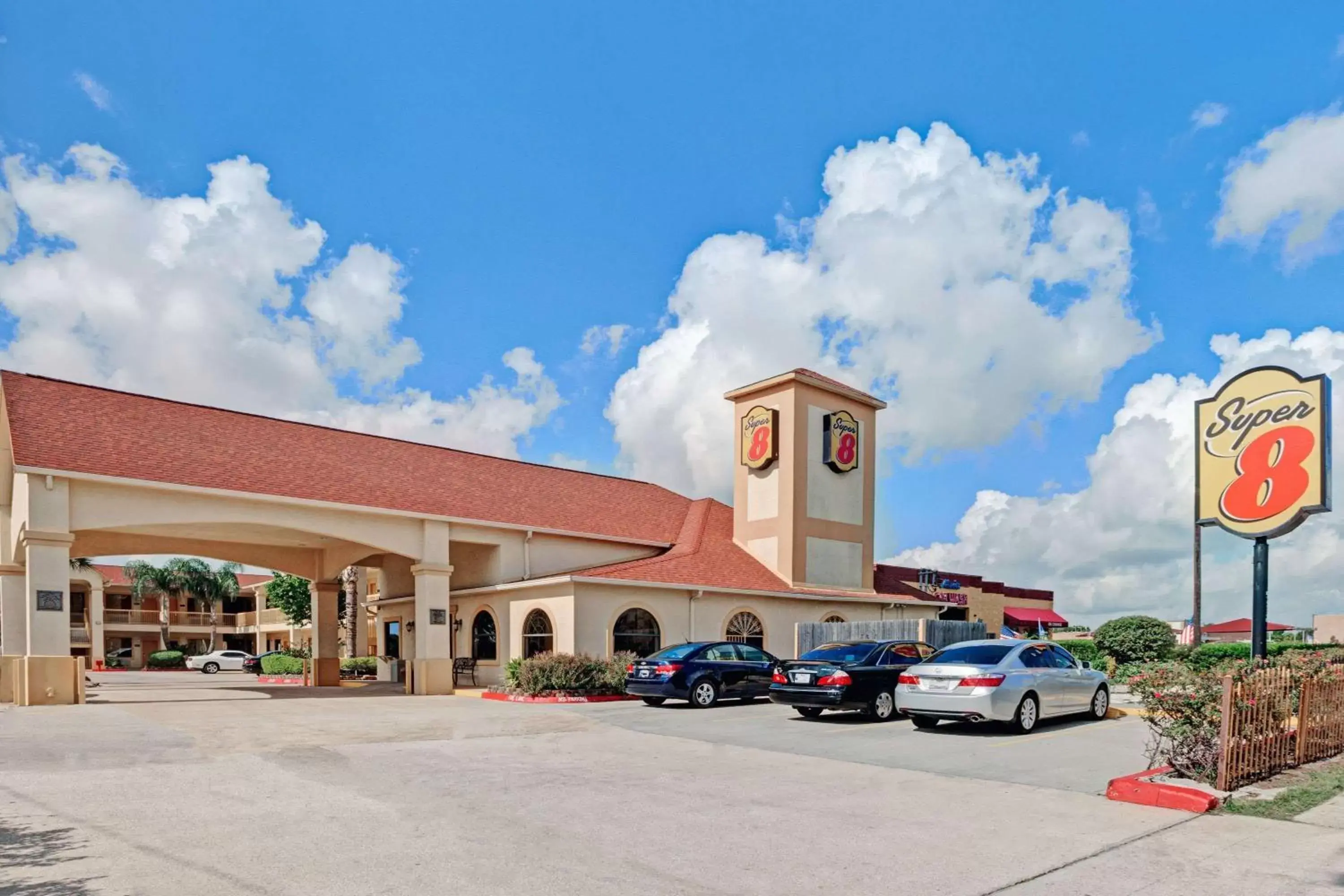 Property building in Super 8 by Wyndham Houston Hobby Airport South Property building in Super 8 by Wyndham Houston Hobby Airport South