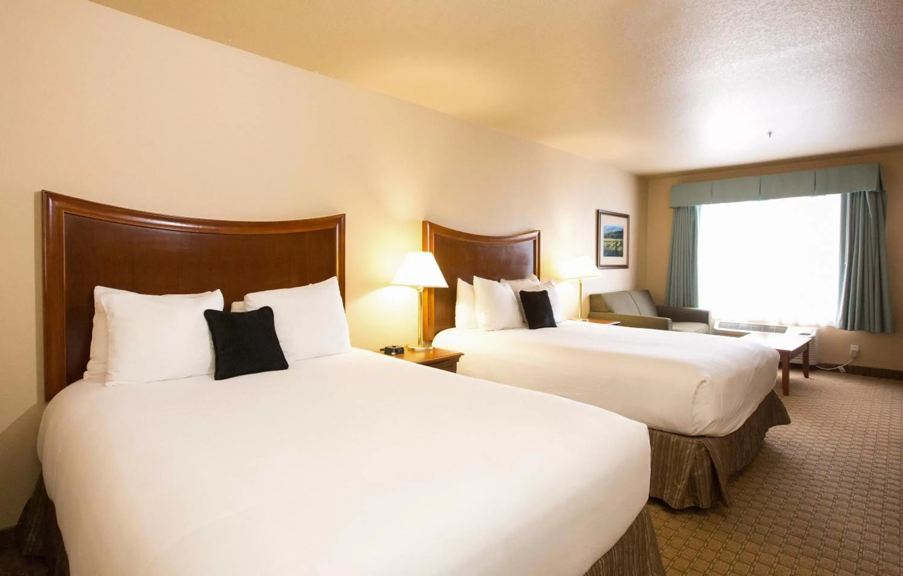 Bed in Red Lion Inn & Suites McMinnville