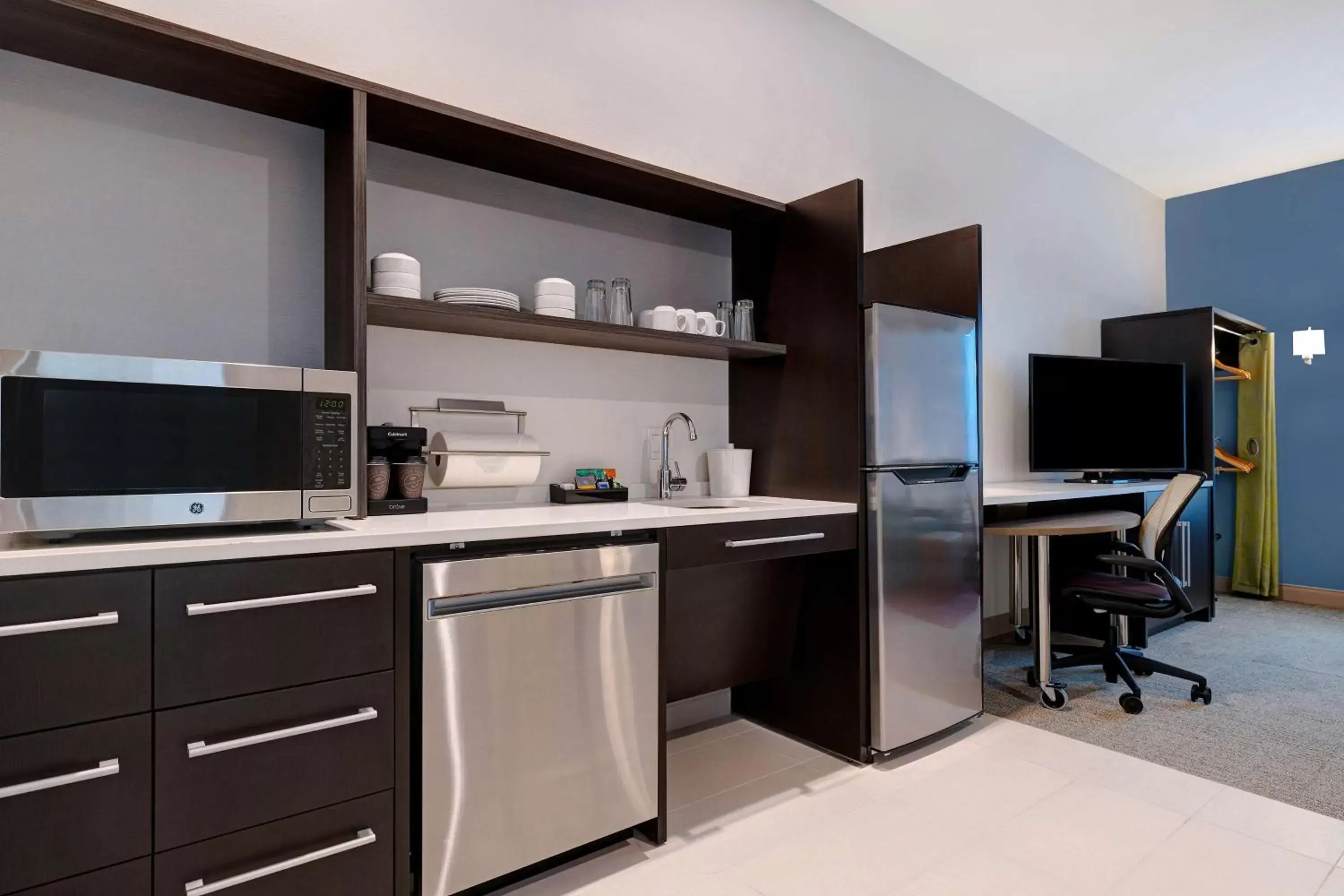 Bedroom, Kitchen/Kitchenette in Home2 Suites By Hilton Redding