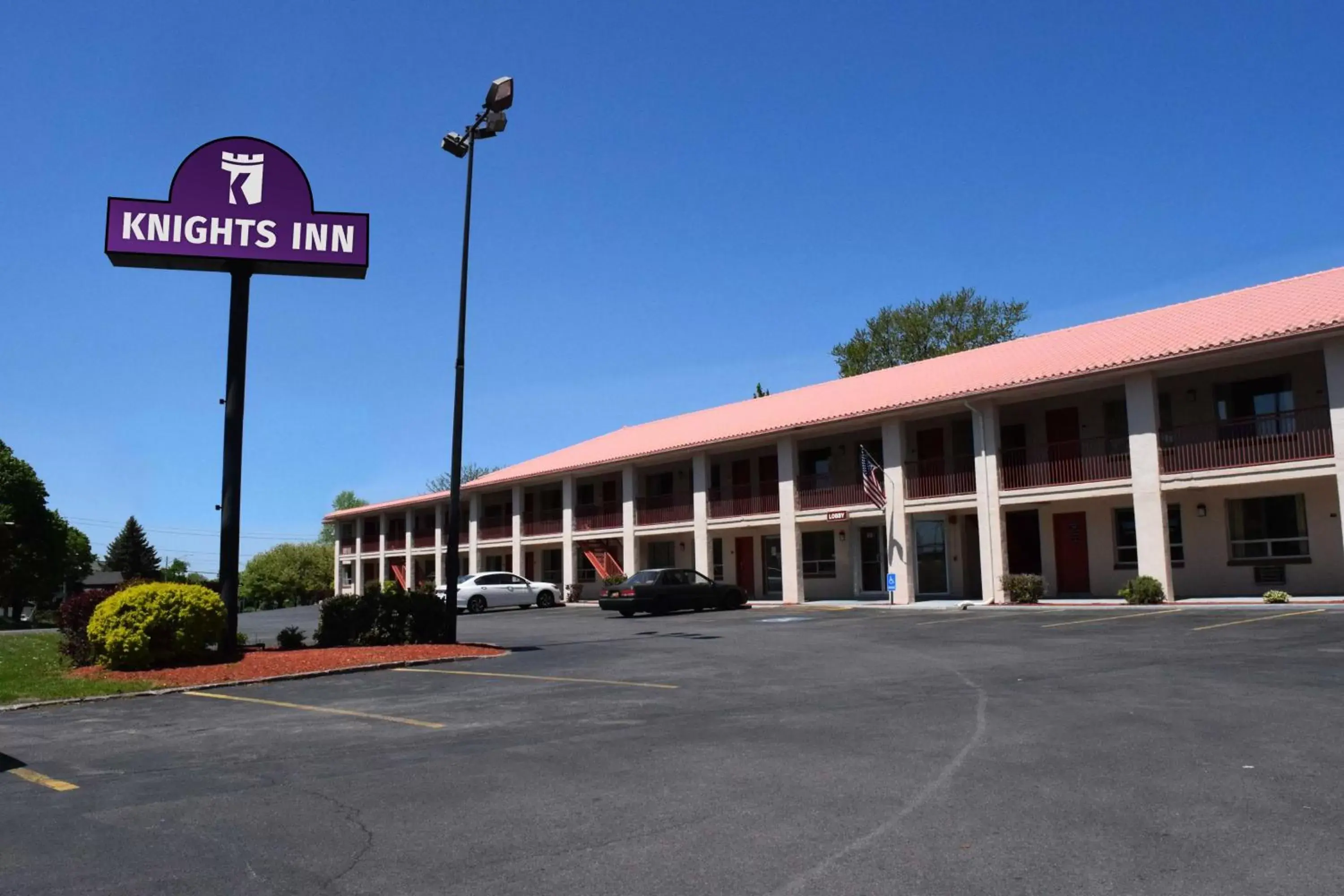 Property building in Knights Inn Oswego East Property building in Knights Inn Oswego East