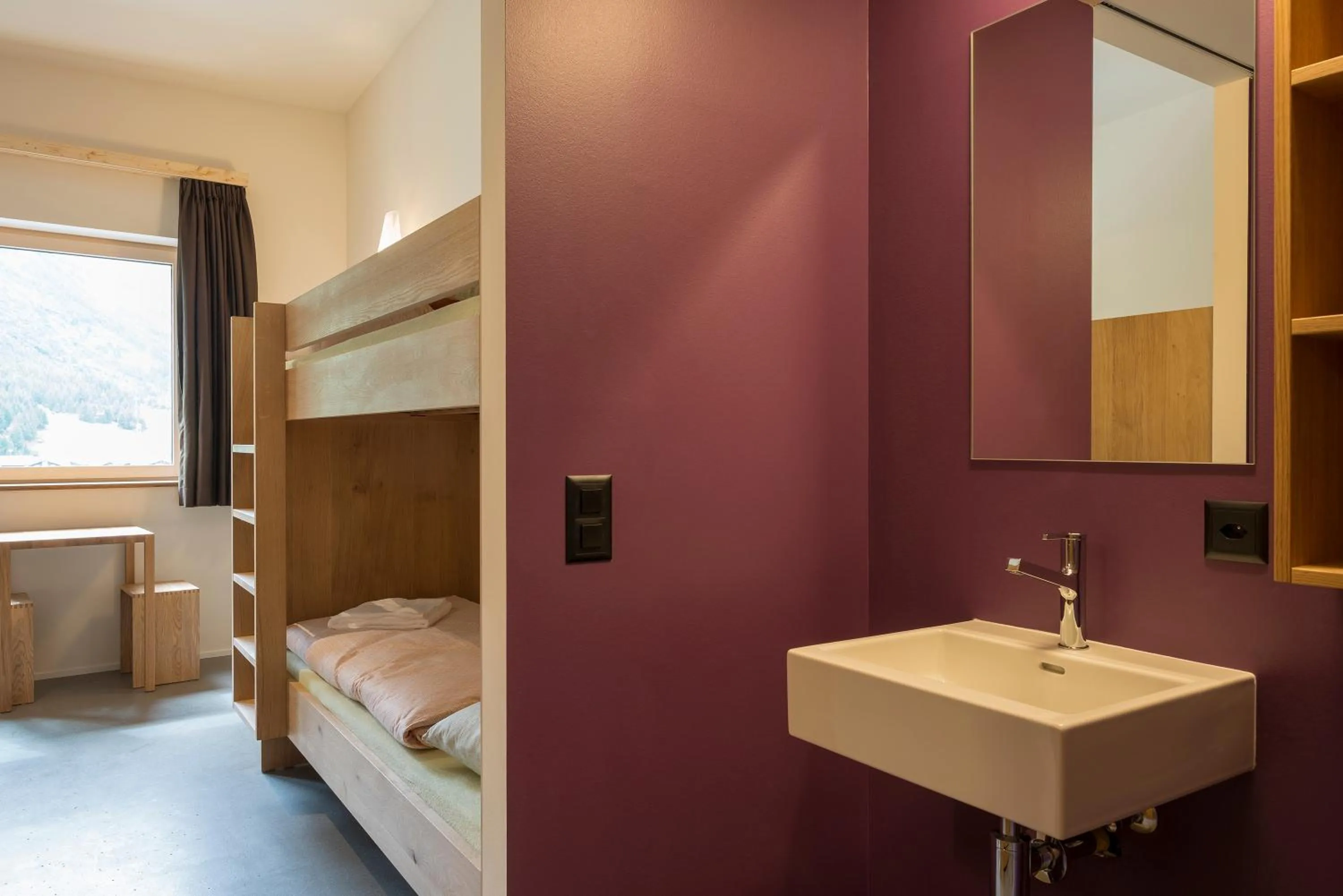 Bathroom, Bed in Saas-Fee wellnesshostel4000