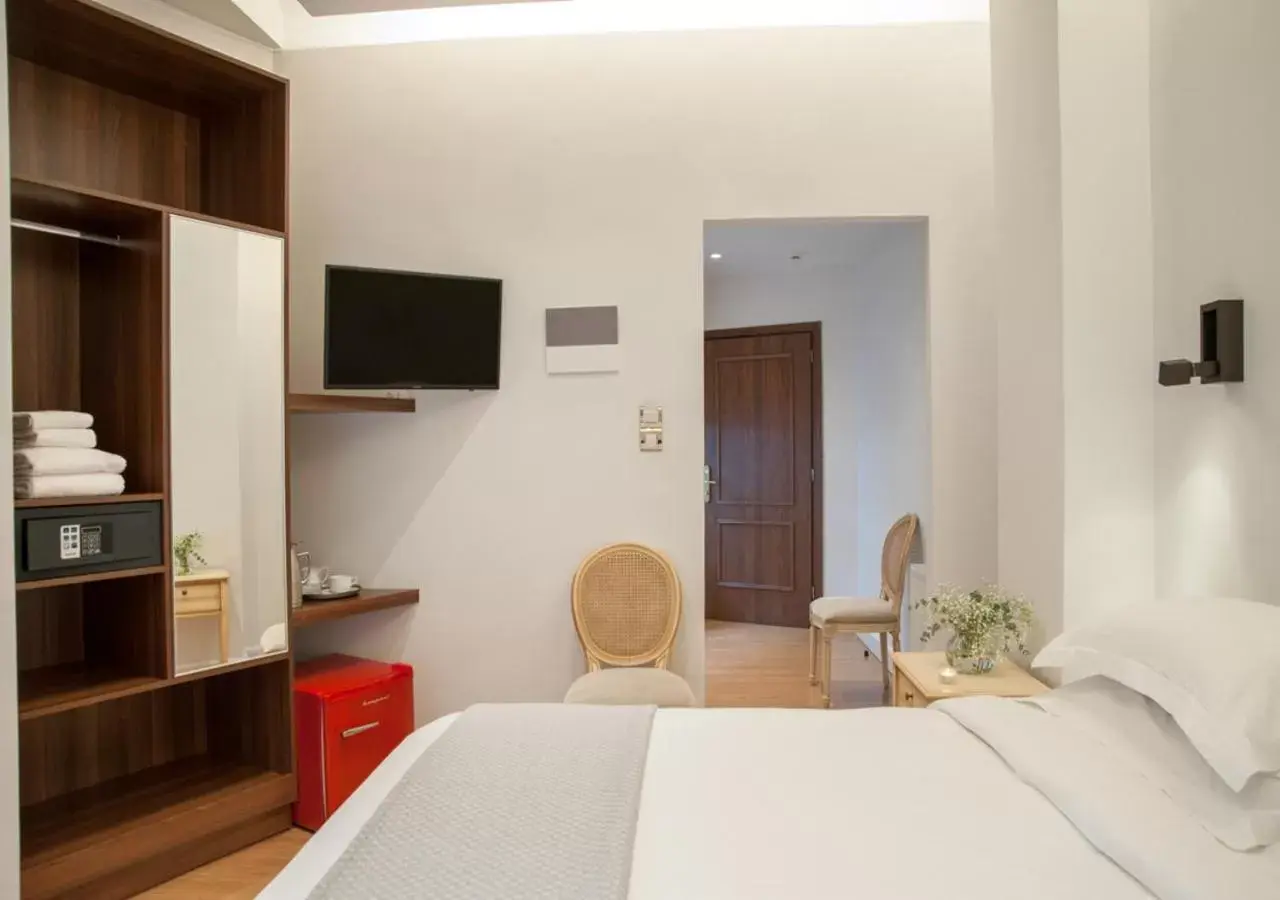 Photo of the whole room, Bed in Acropolis Ami Boutique Hotel