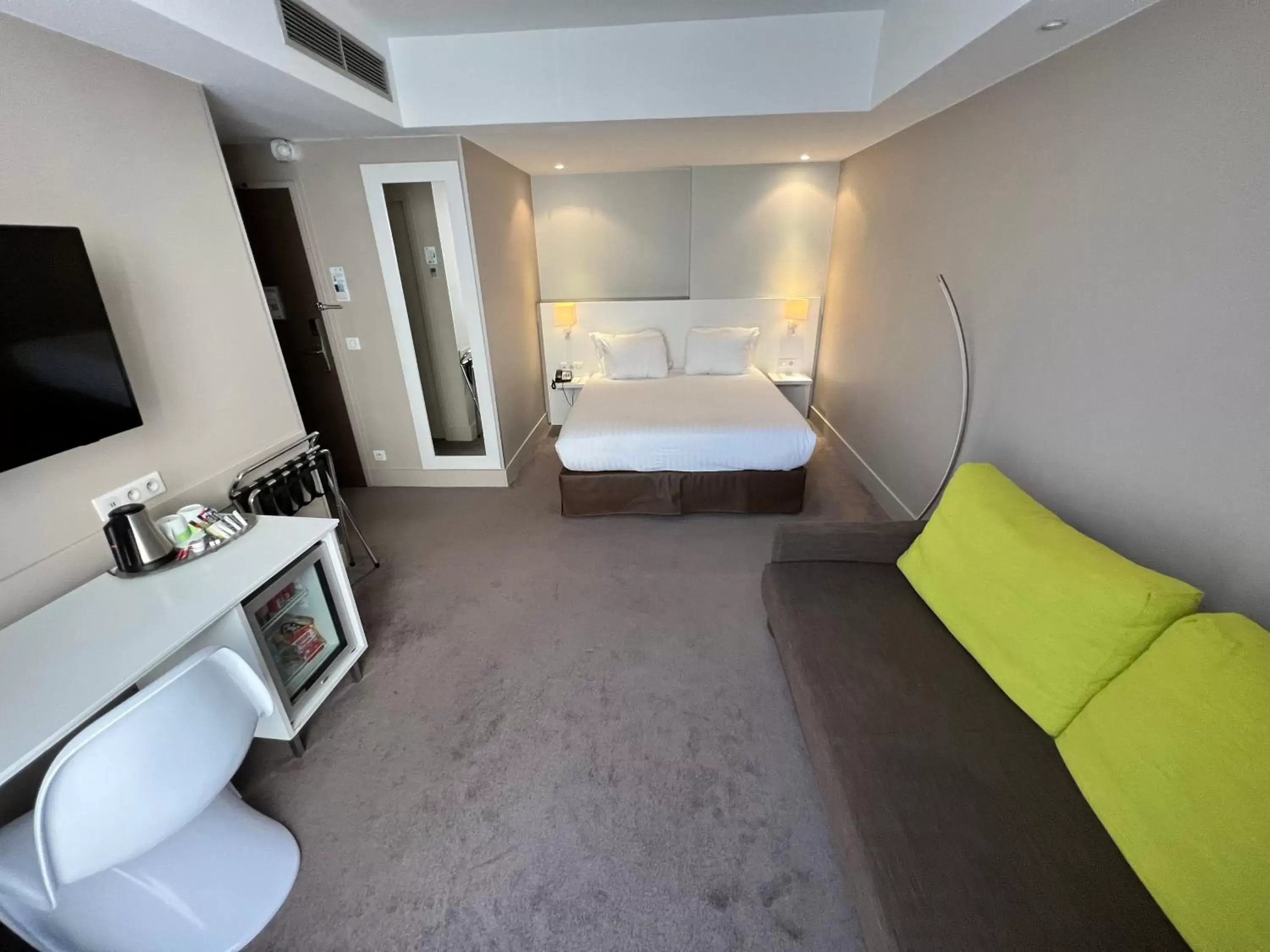 Bed in Holiday Inn Paris-Auteuil, an IHG Hotel