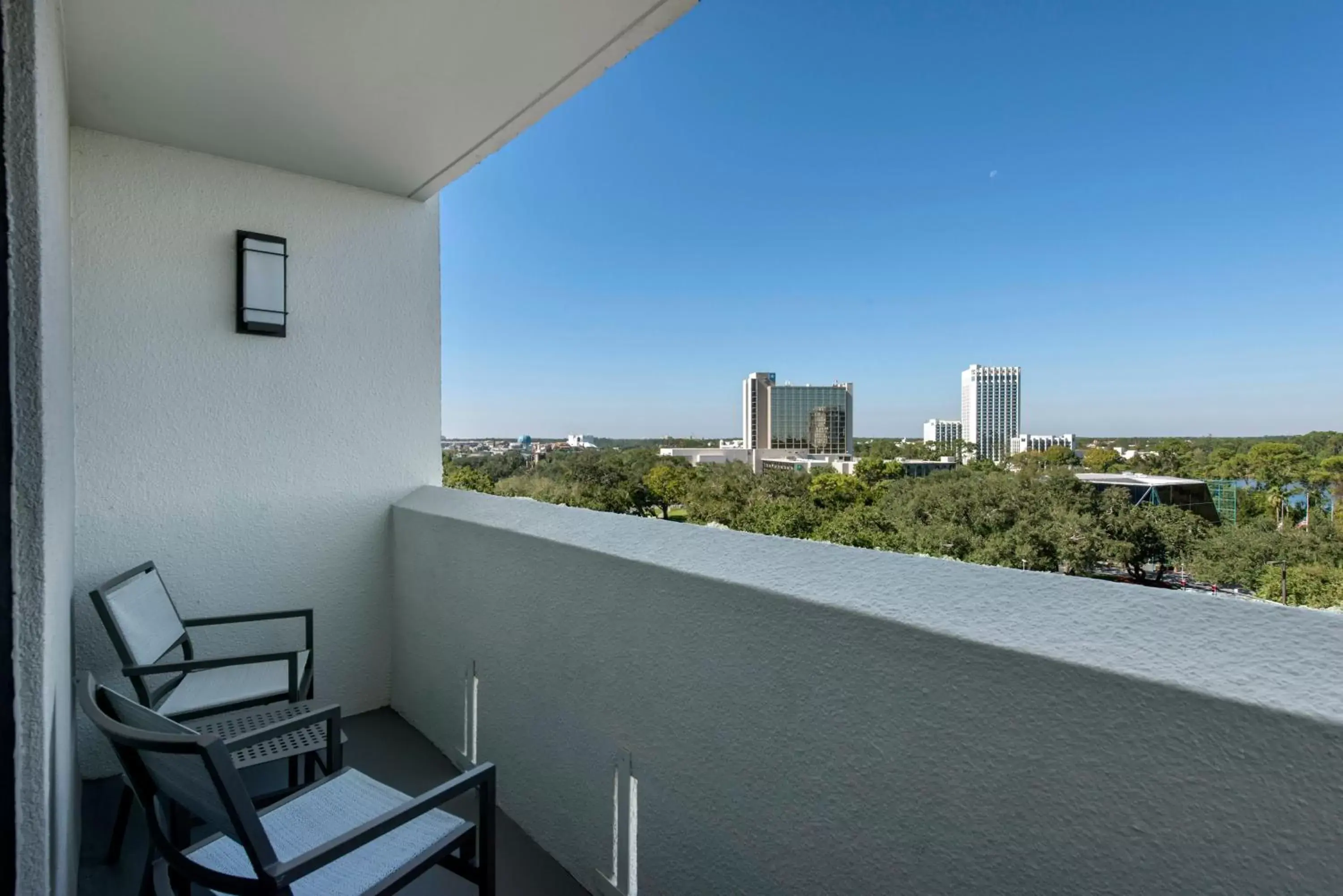 Photo of the whole room, Balcony/Terrace in Holiday Inn Orlando – Disney Springs™ Area, an IHG Hotel