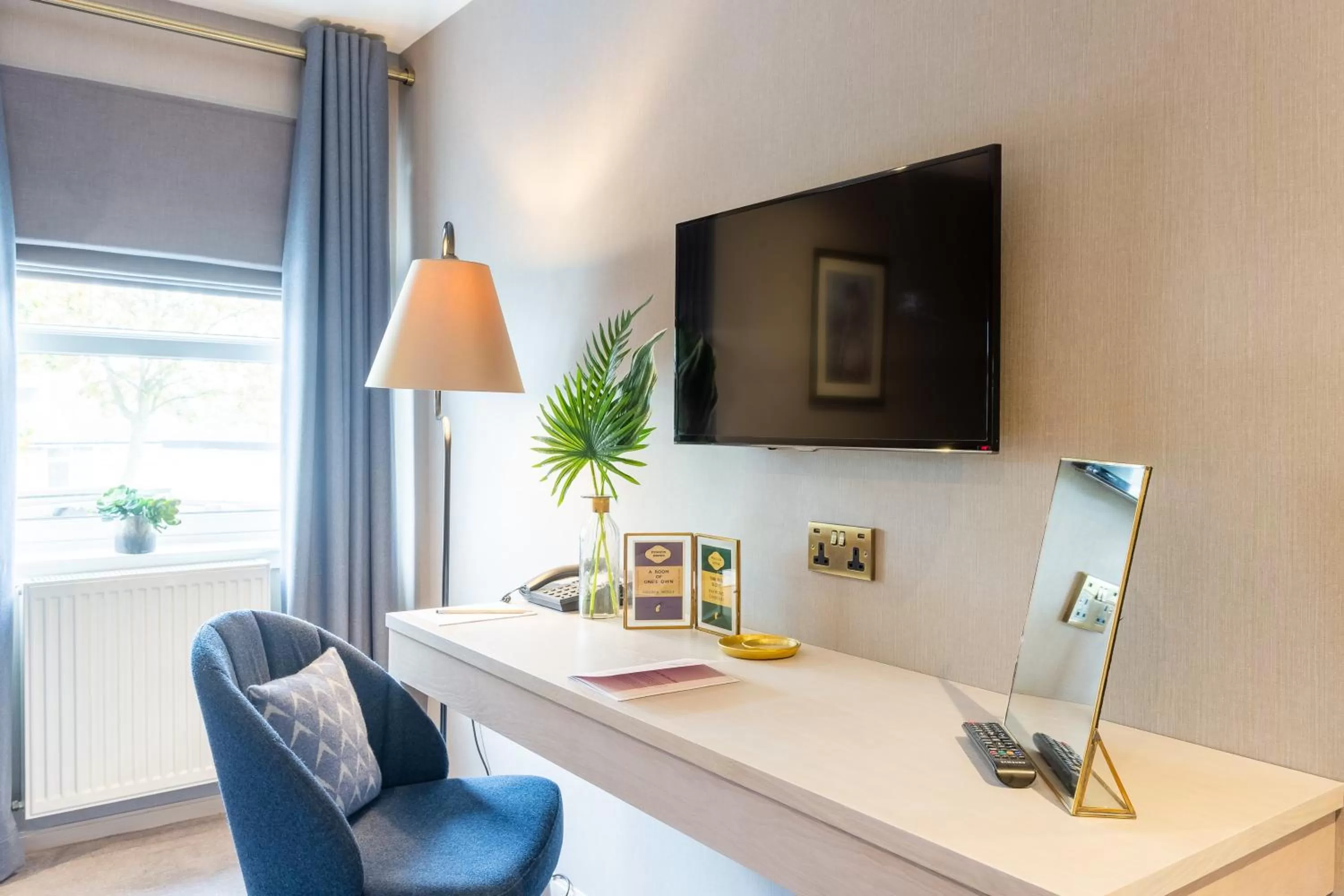 TV and multimedia in Palm Court Hotel