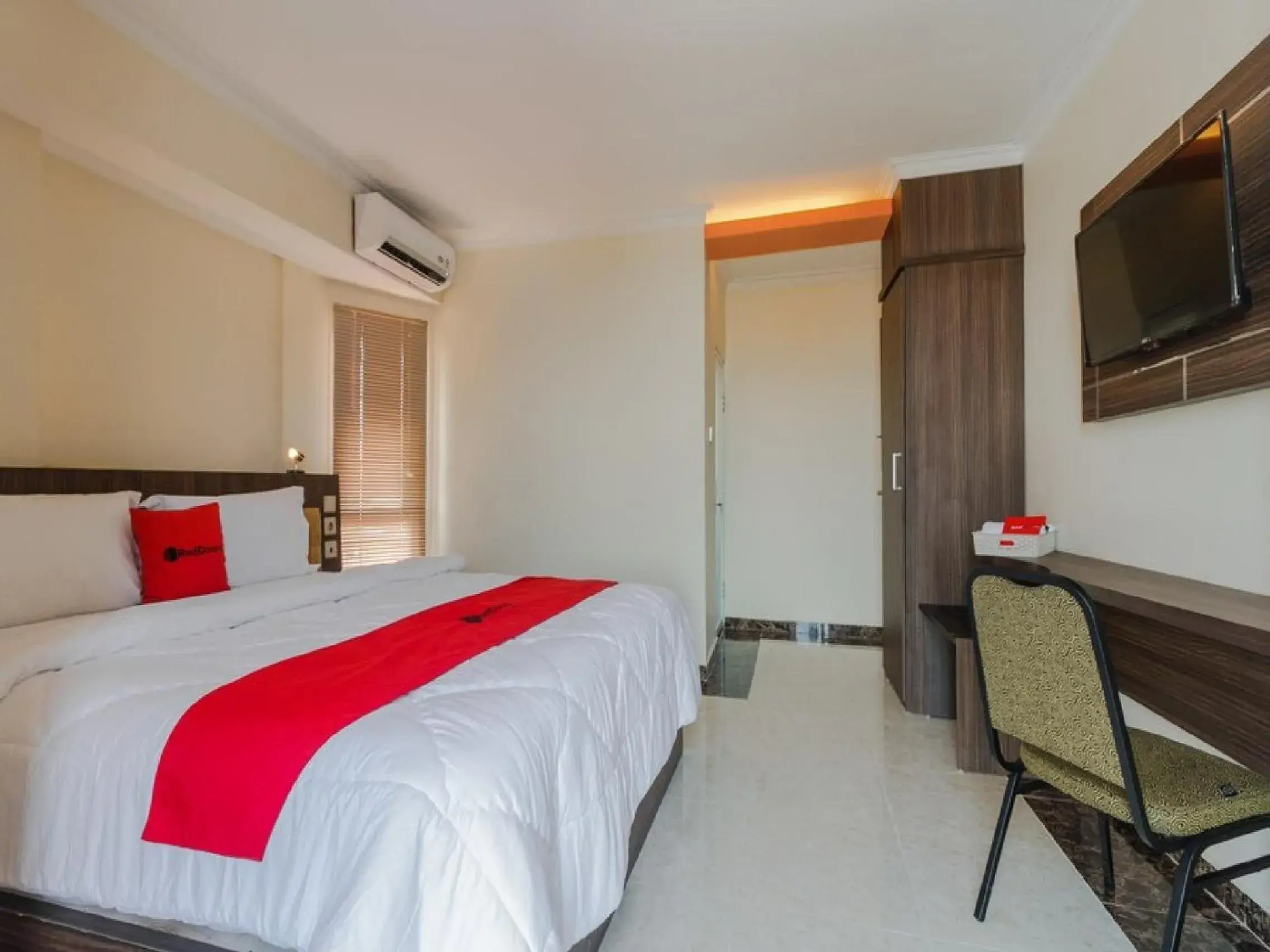 Bedroom, Bed in RedDoorz Plus @ Boulevard Panakkukang